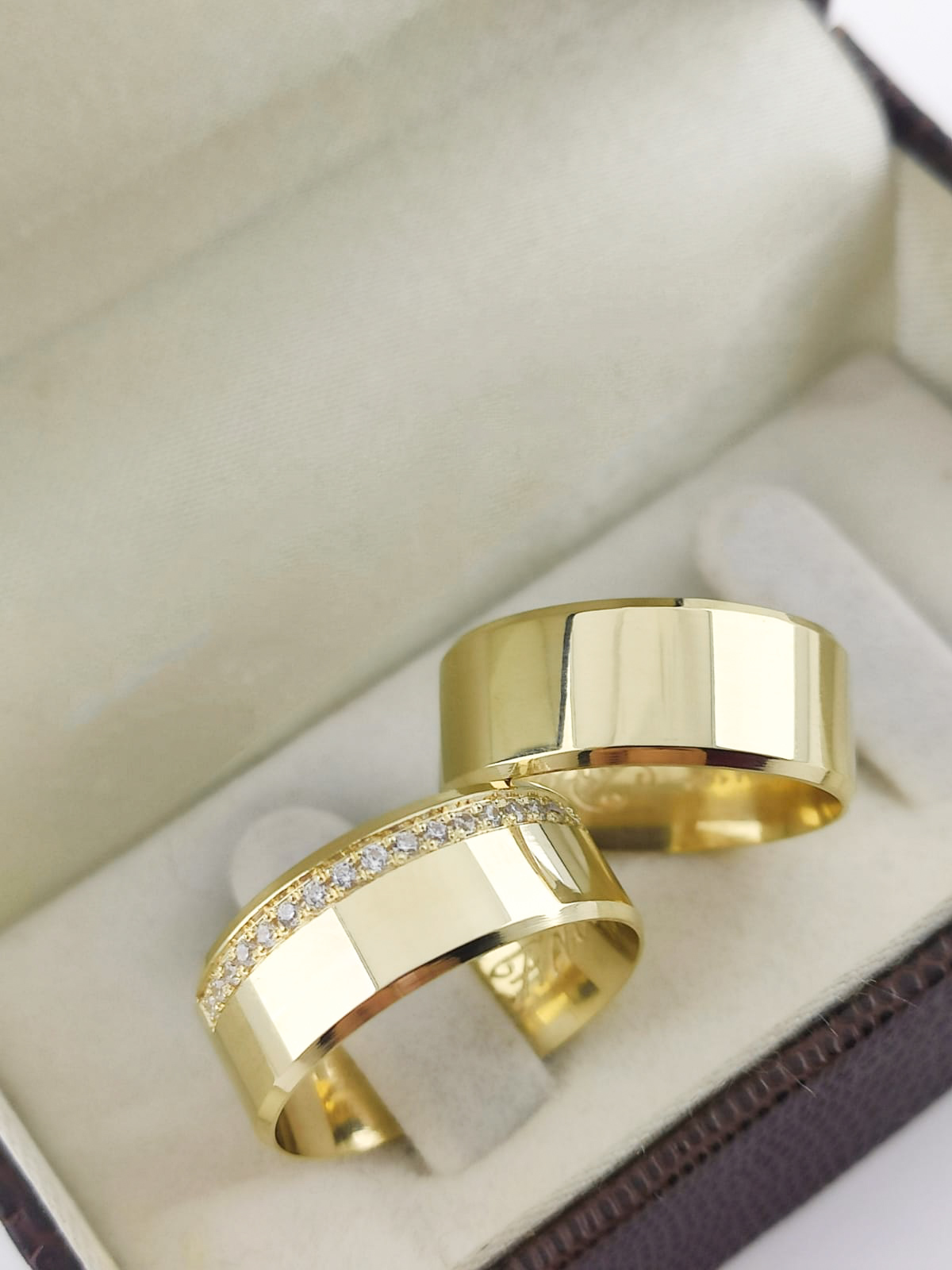 Aliança ouro 18k, 8mm, 20g, c/ 20 pedras