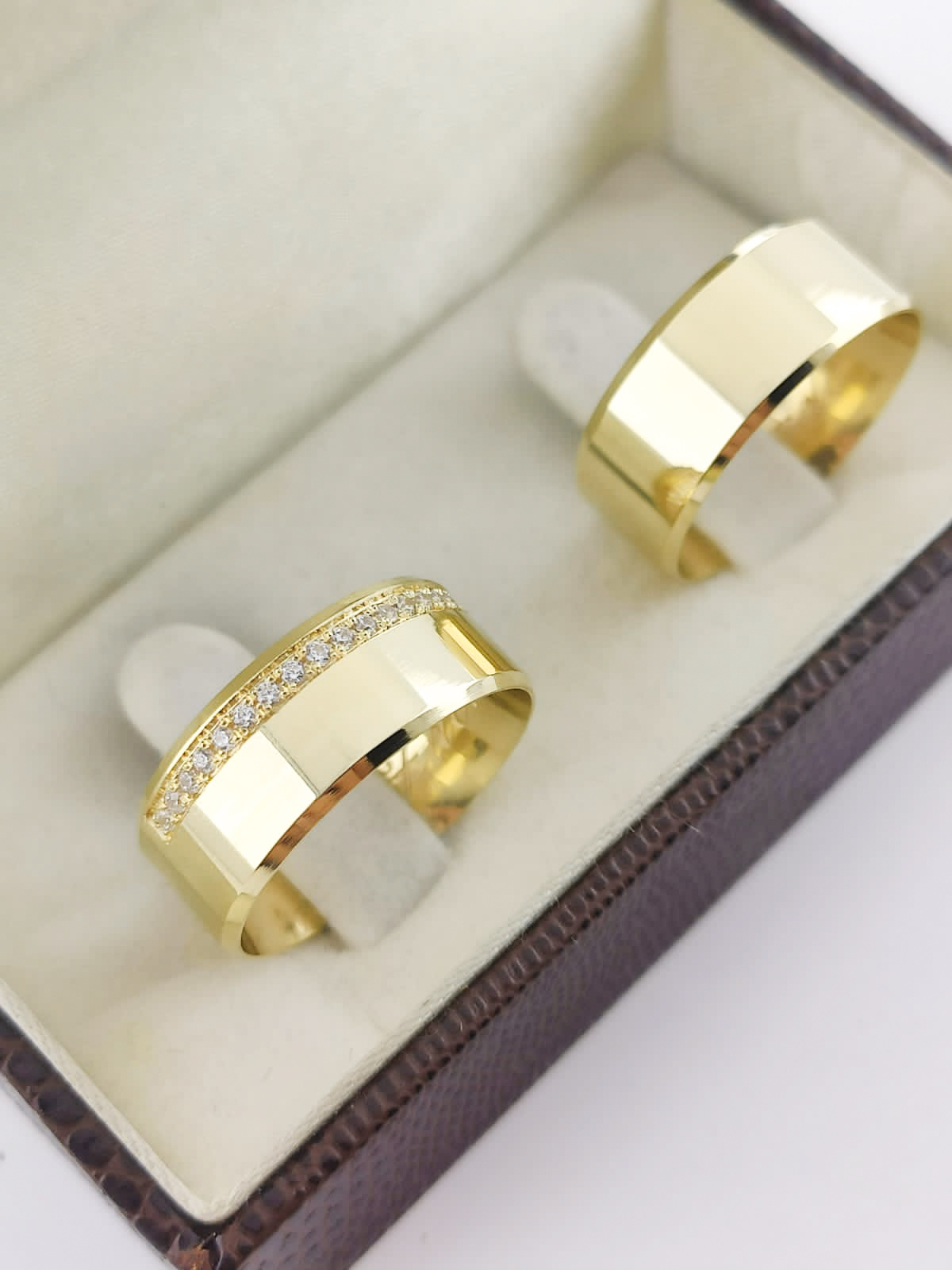 Aliança ouro 18k, 8mm, 20g, c/ 20 pedras
