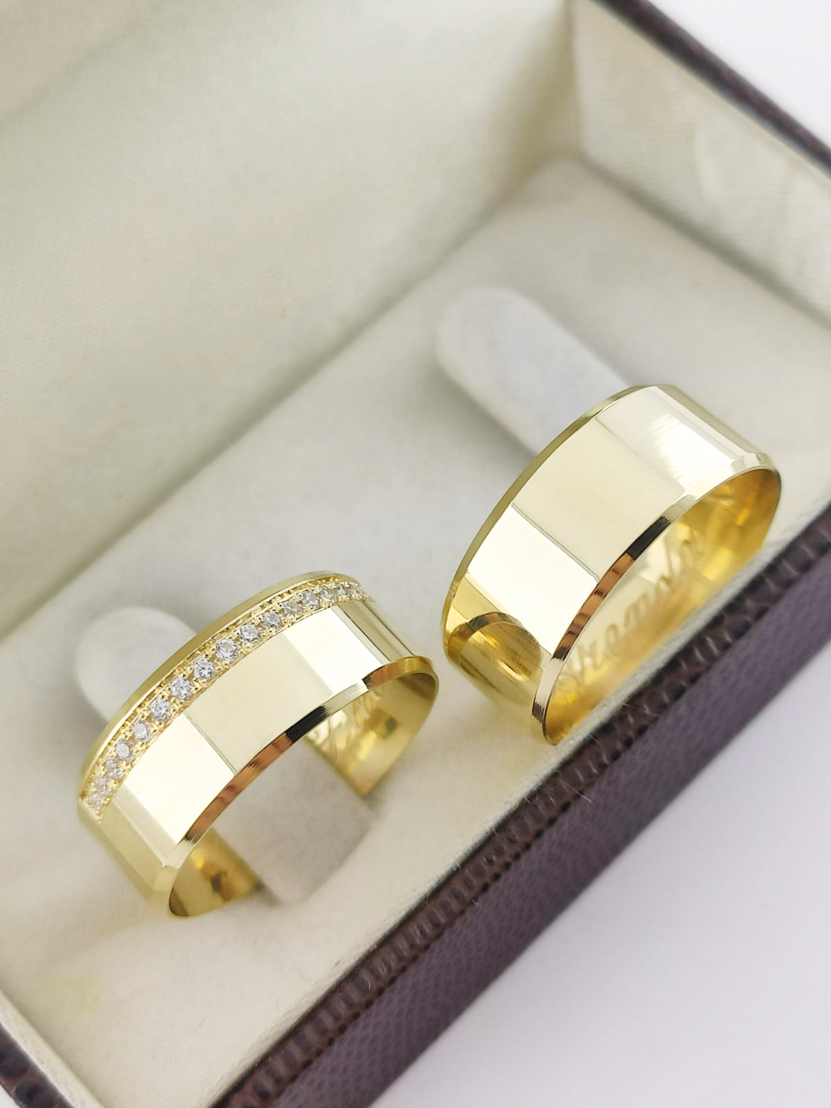 Aliança ouro 18k, 8mm, 20g, c/ 20 pedras