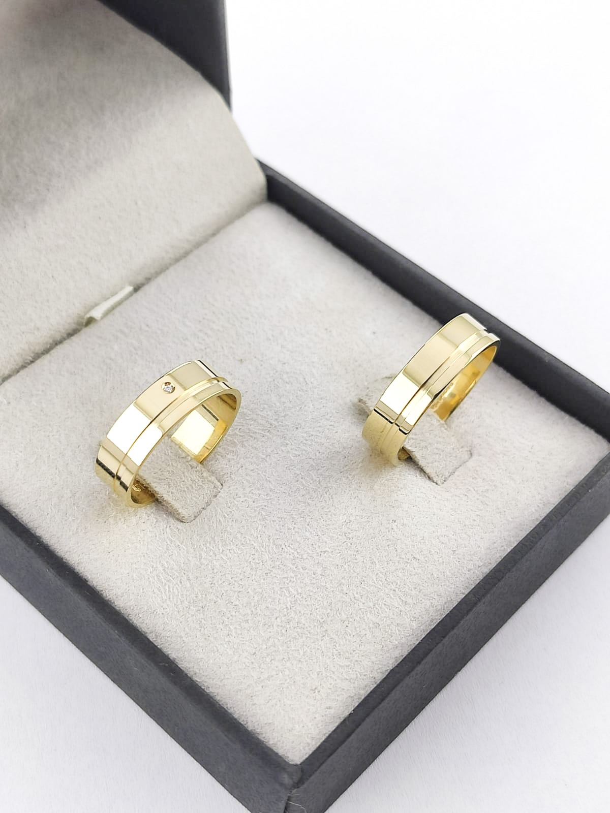 Aliança ouro 18k, 5mm, 8g, c/ 1 pedra