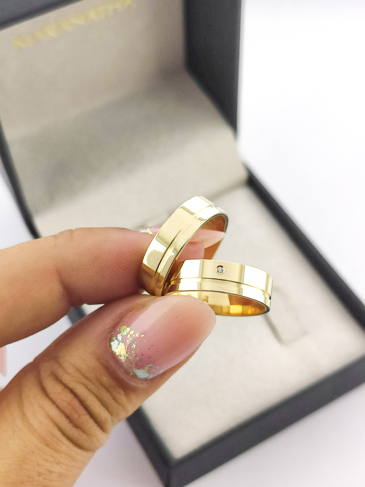 Aliança ouro 18k, 5mm, 8g, c/ 1 pedra