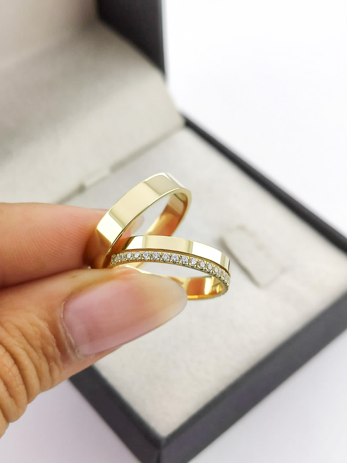 Aliança ouro 18k, 4mm, 10g, c/ 20 pedras