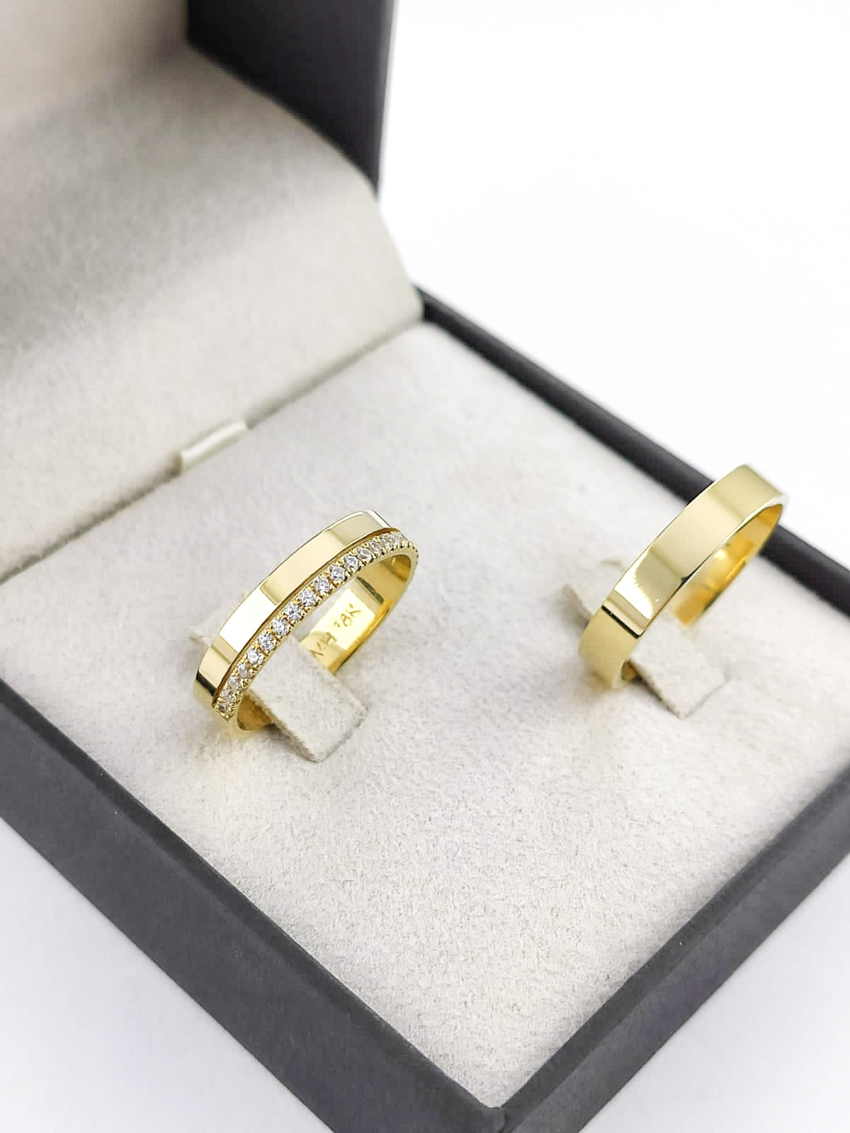 Aliança ouro 18k, 4mm, 10g, c/ 20 pedras