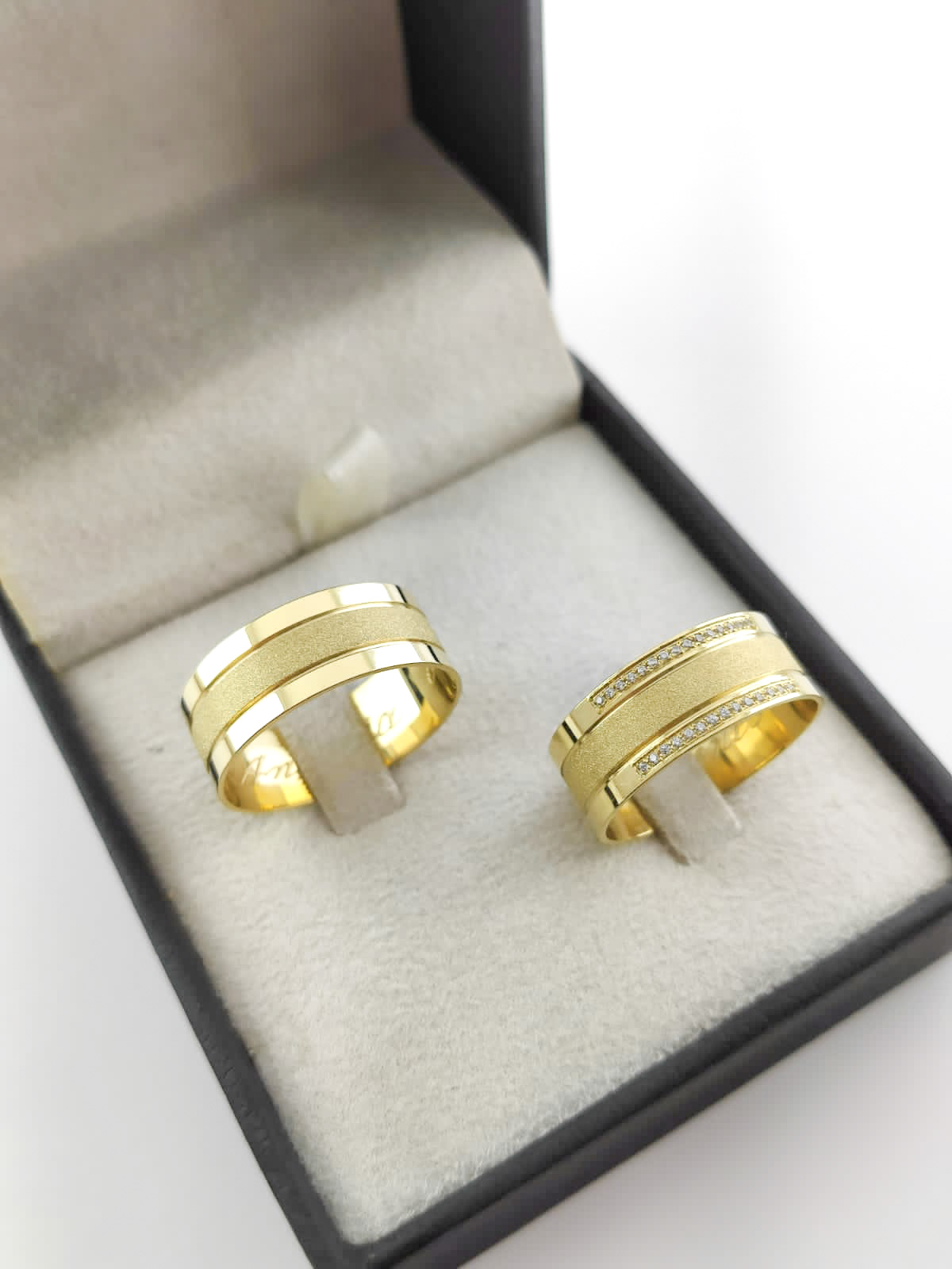 Aliança ouro 18k, 8mm, 19g, c/ 30 pedras