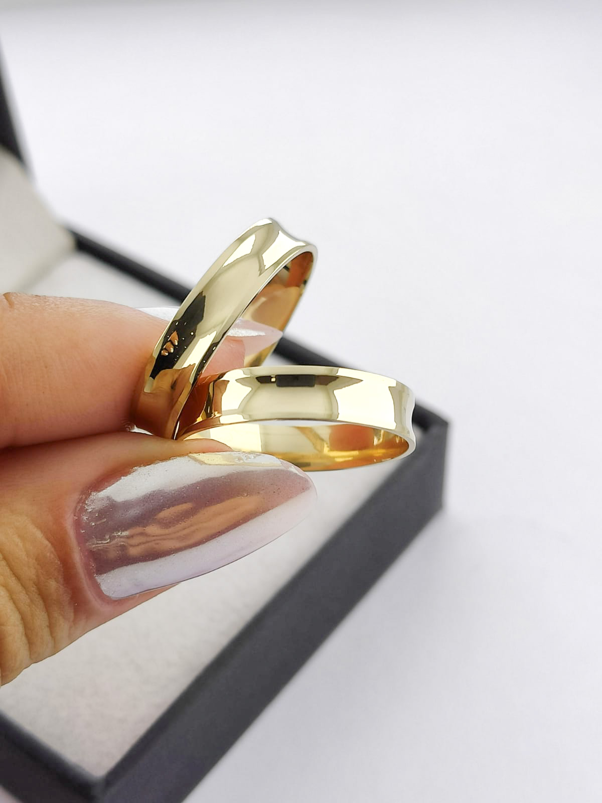 Aliança ouro 18k, 4mm, 8g