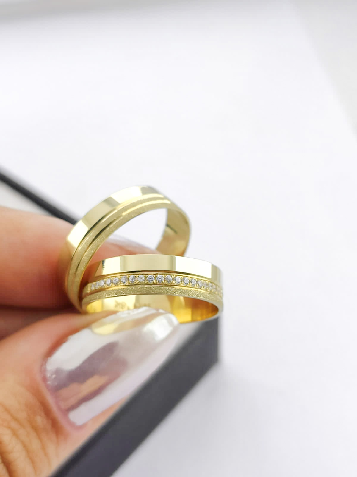Aliança ouro 18k, 5mm, 10g, c/ 15 pedras