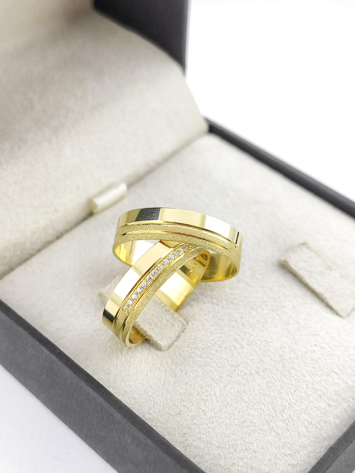 Aliança ouro 18k, 5mm, 10g, c/ 15 pedras