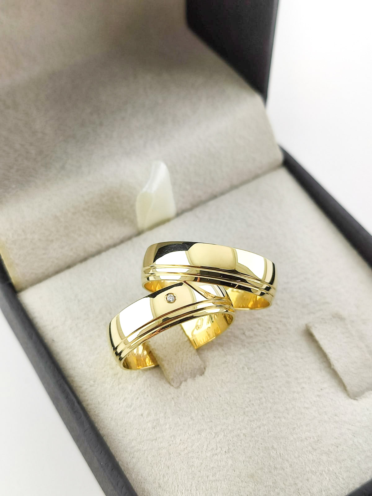 Aliança ouro 18k, 6mm, 12g, c/ 1 pedra