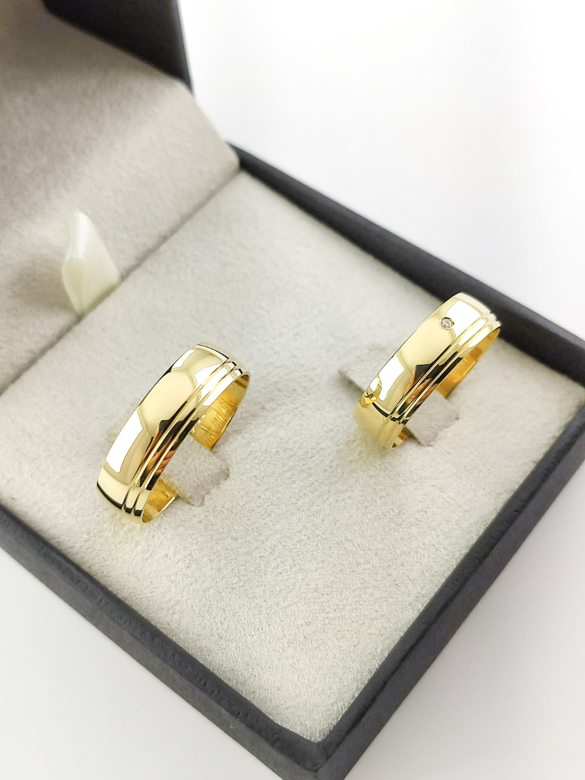 Aliança ouro 18k, 6mm, 12g, c/ 1 pedra