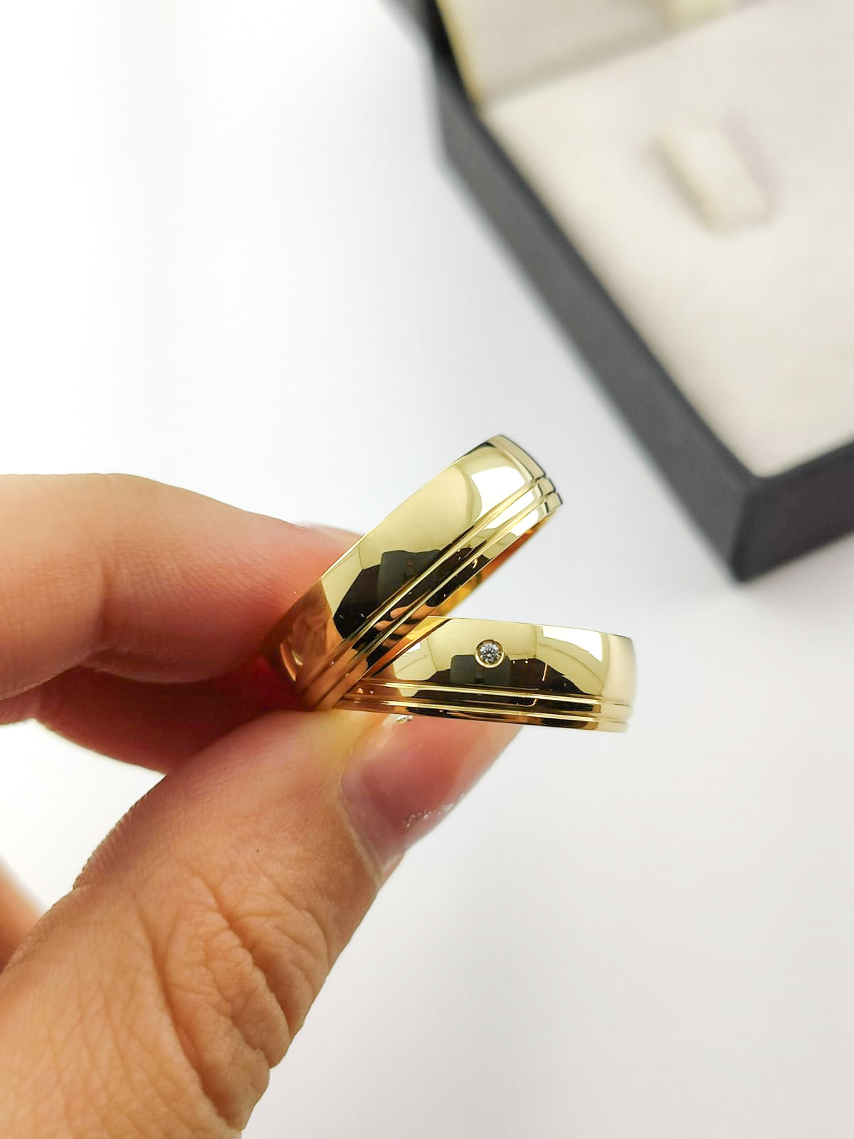 Aliança ouro 18k, 6mm, 12g, c/ 1 pedra