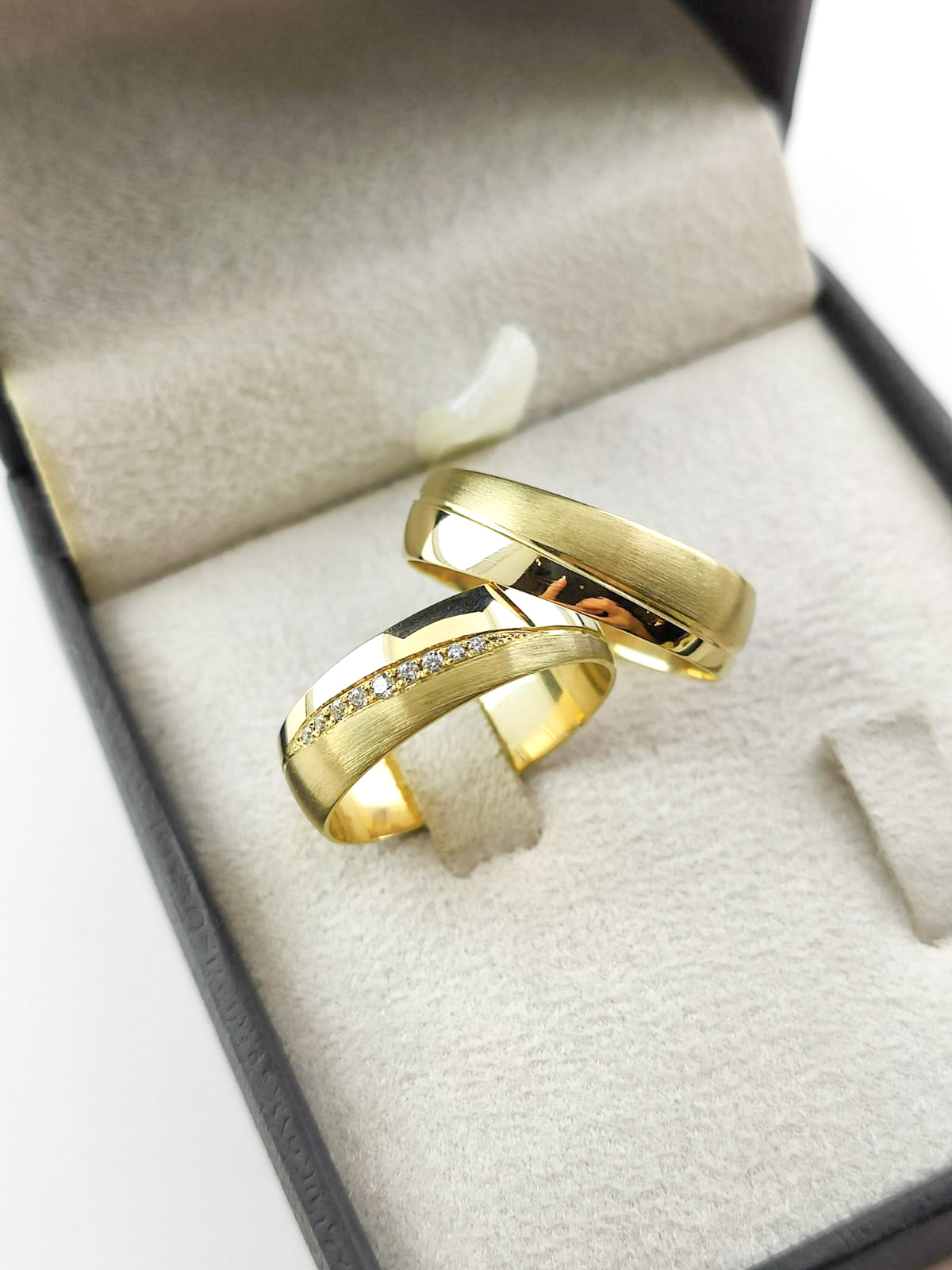 Aliança ouro 18k, 6mm, 14g, c/ 9 pedras