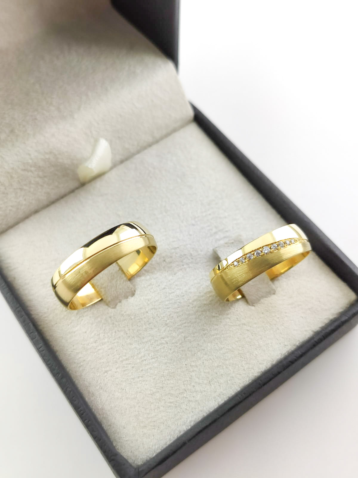 Aliança ouro 18k, 6mm, 14g, c/ 9 pedras