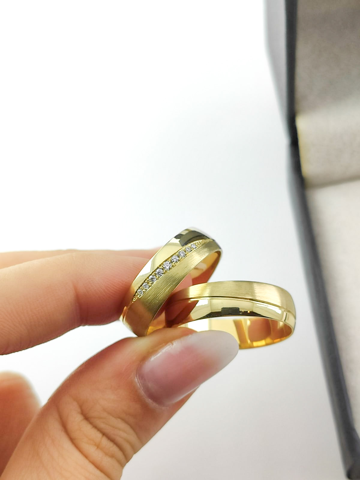 Aliança ouro 18k, 6mm, 14g, c/ 9 pedras