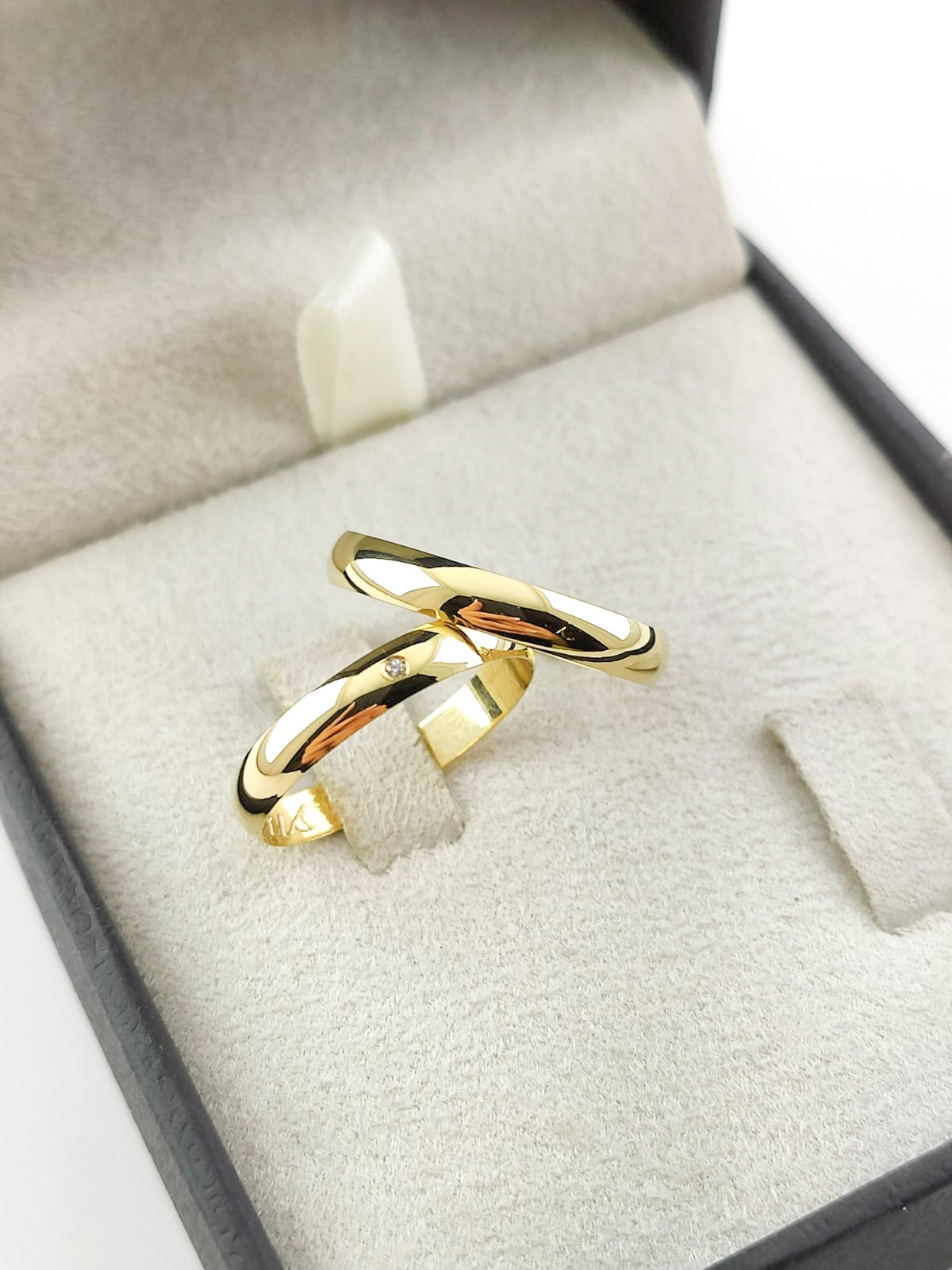 Aliança ouro 18k, 3mm, 6g, c/ 1 pedra