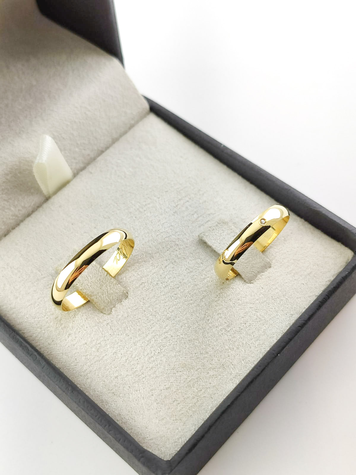 Aliança ouro 18k, 3mm, 6g, c/ 1 pedra
