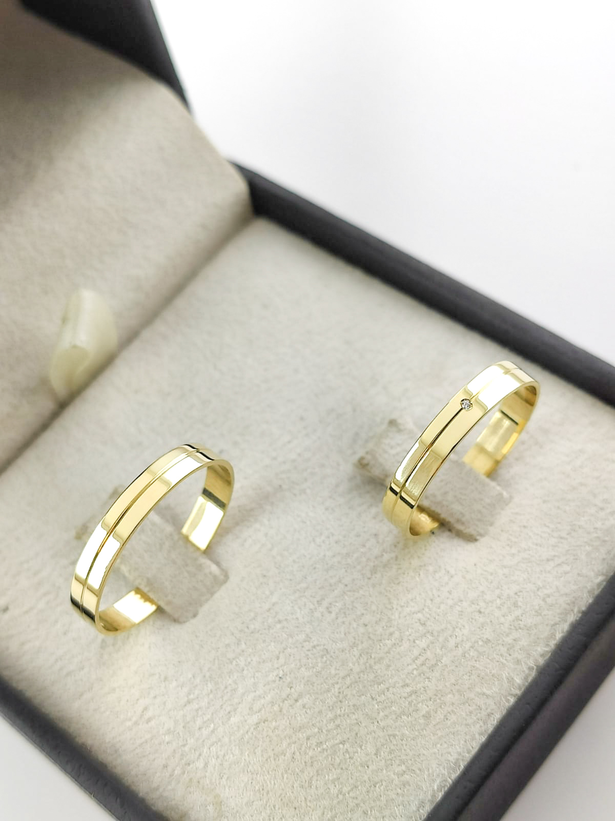 Aliança ouro 18k, 3.5mm, 7g, c/ 1 pedra