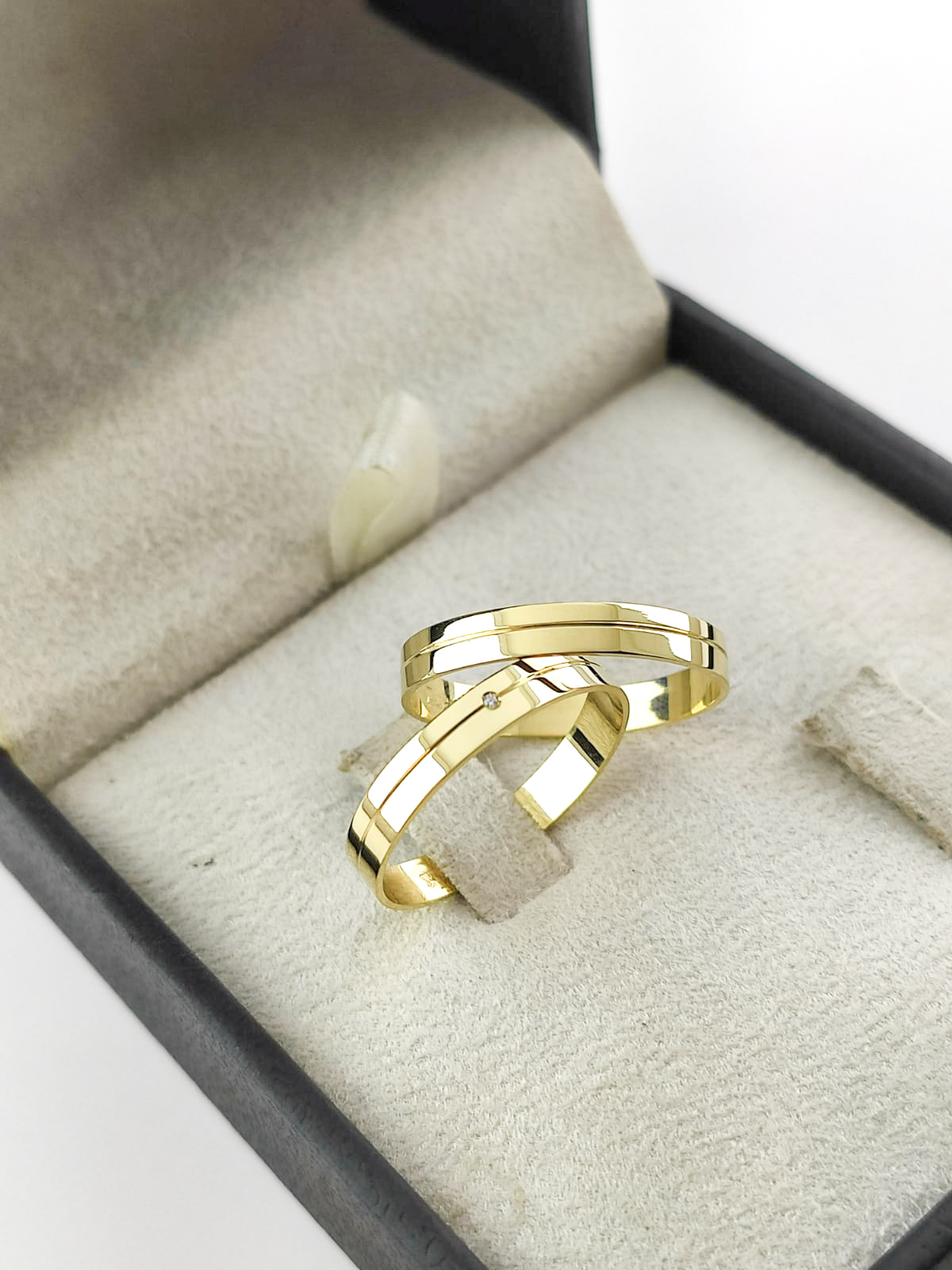Aliança ouro 18k, 3.5mm, 7g, c/ 1 pedra