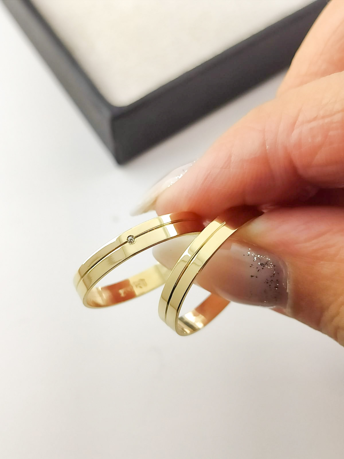 Aliança ouro 18k, 3.5mm, 7g, c/ 1 pedra