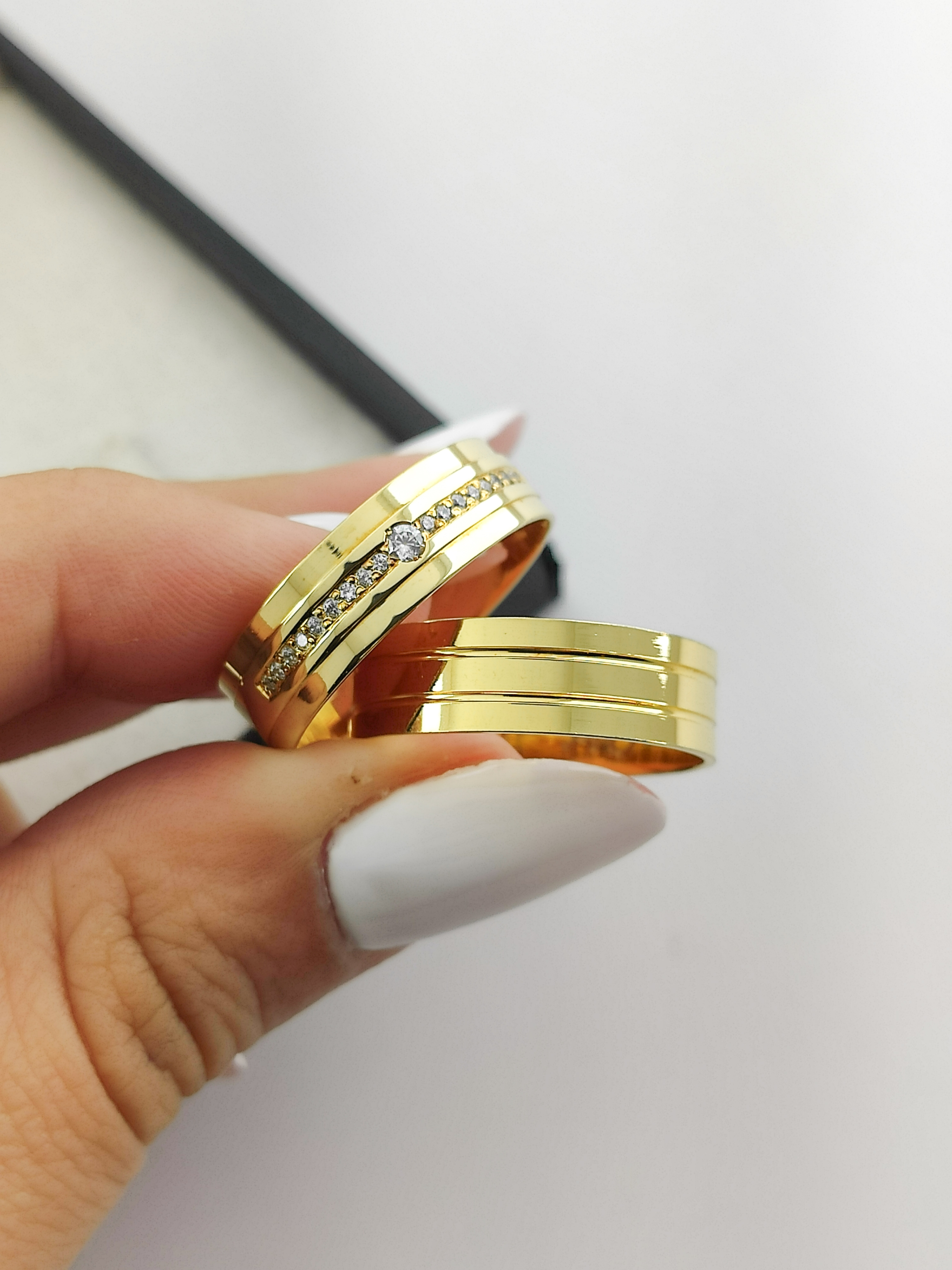 Aliança ouro 18k, 6mm, 12g, c/ 19 pedras