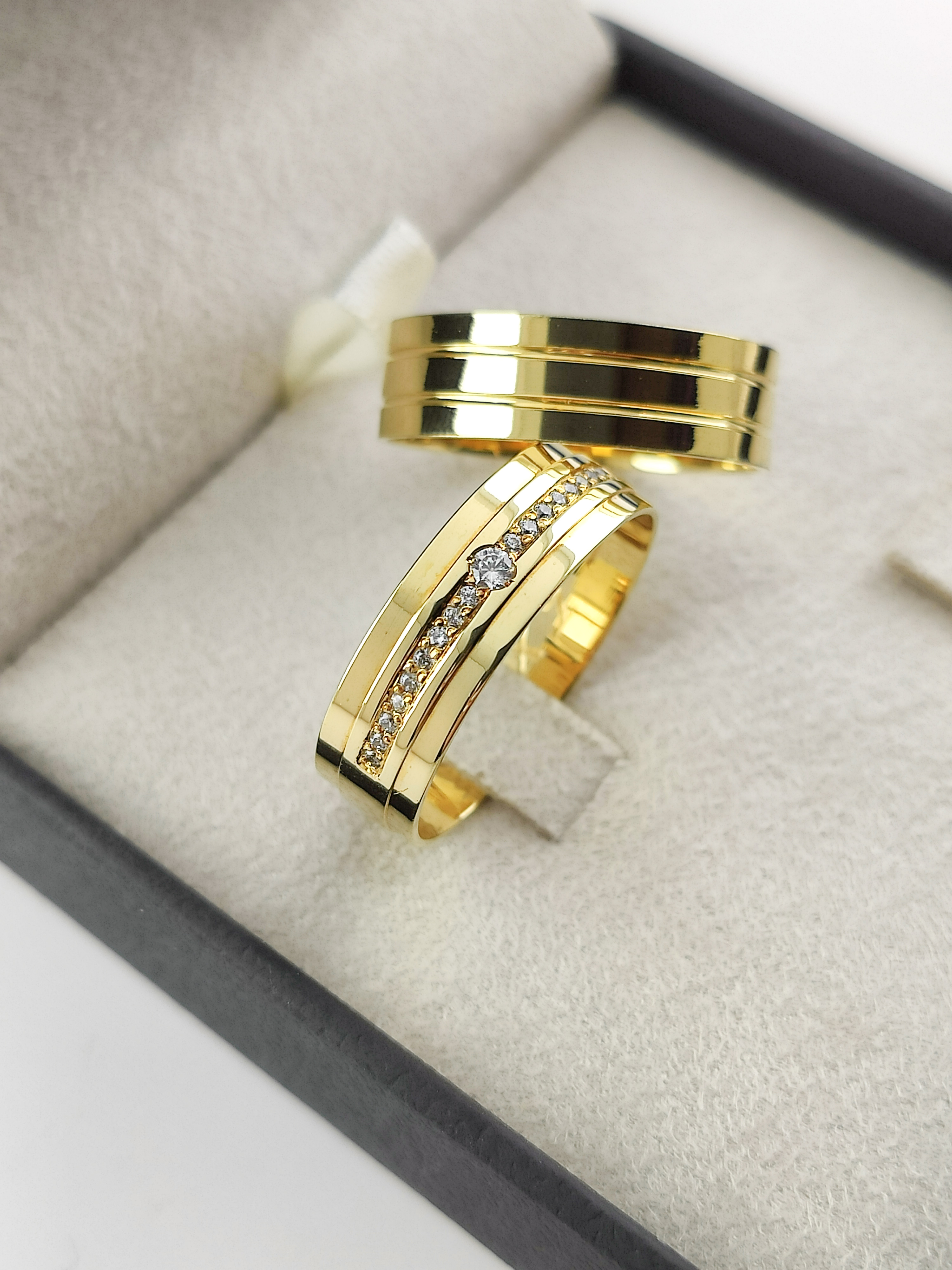 Aliança ouro 18k, 6mm, 12g, c/ 19 pedras