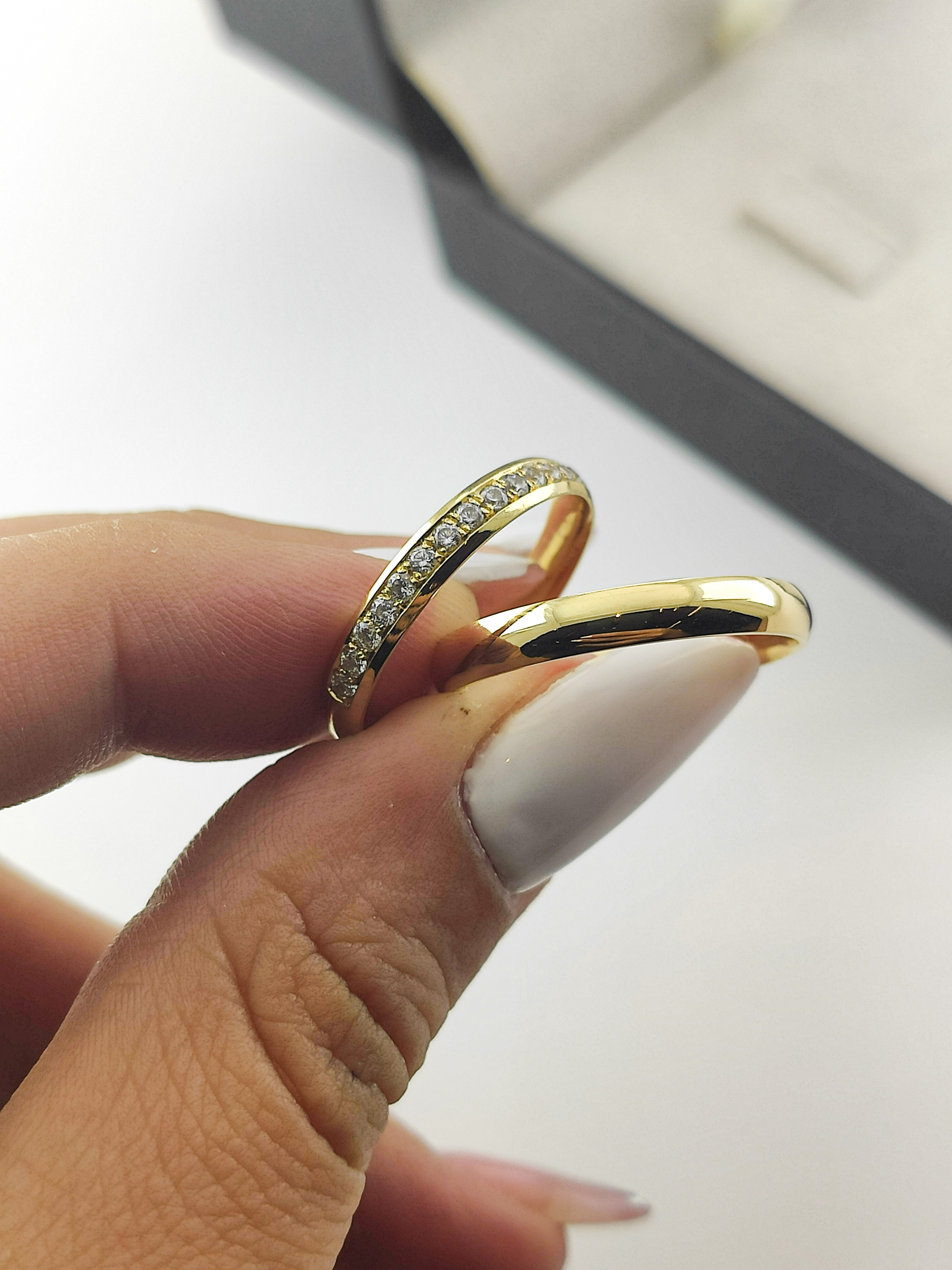 Aliança ouro 18k, 3mm, 8g, c/ 20 pedras