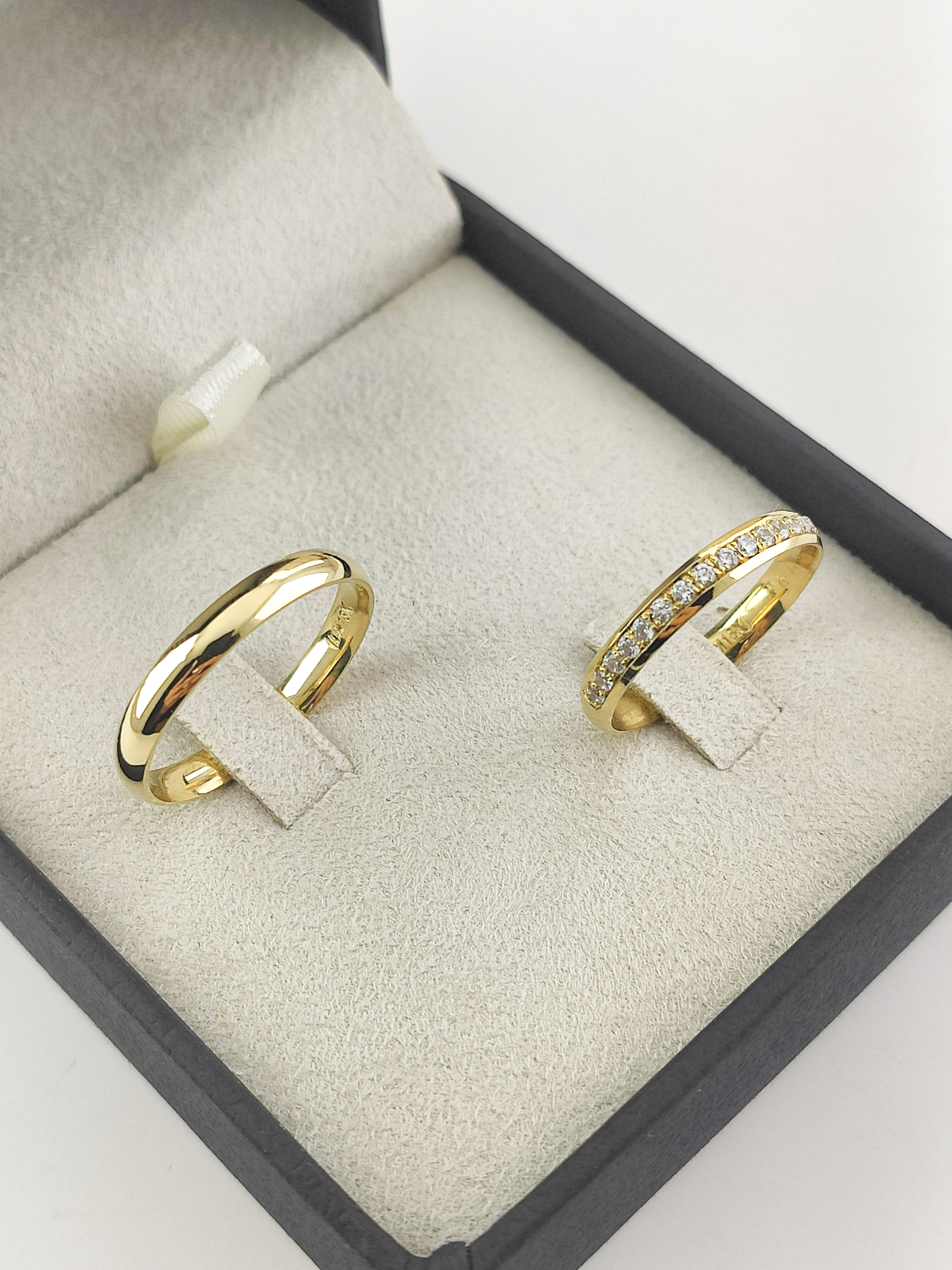 Aliança ouro 18k, 3mm, 8g, c/ 20 pedras