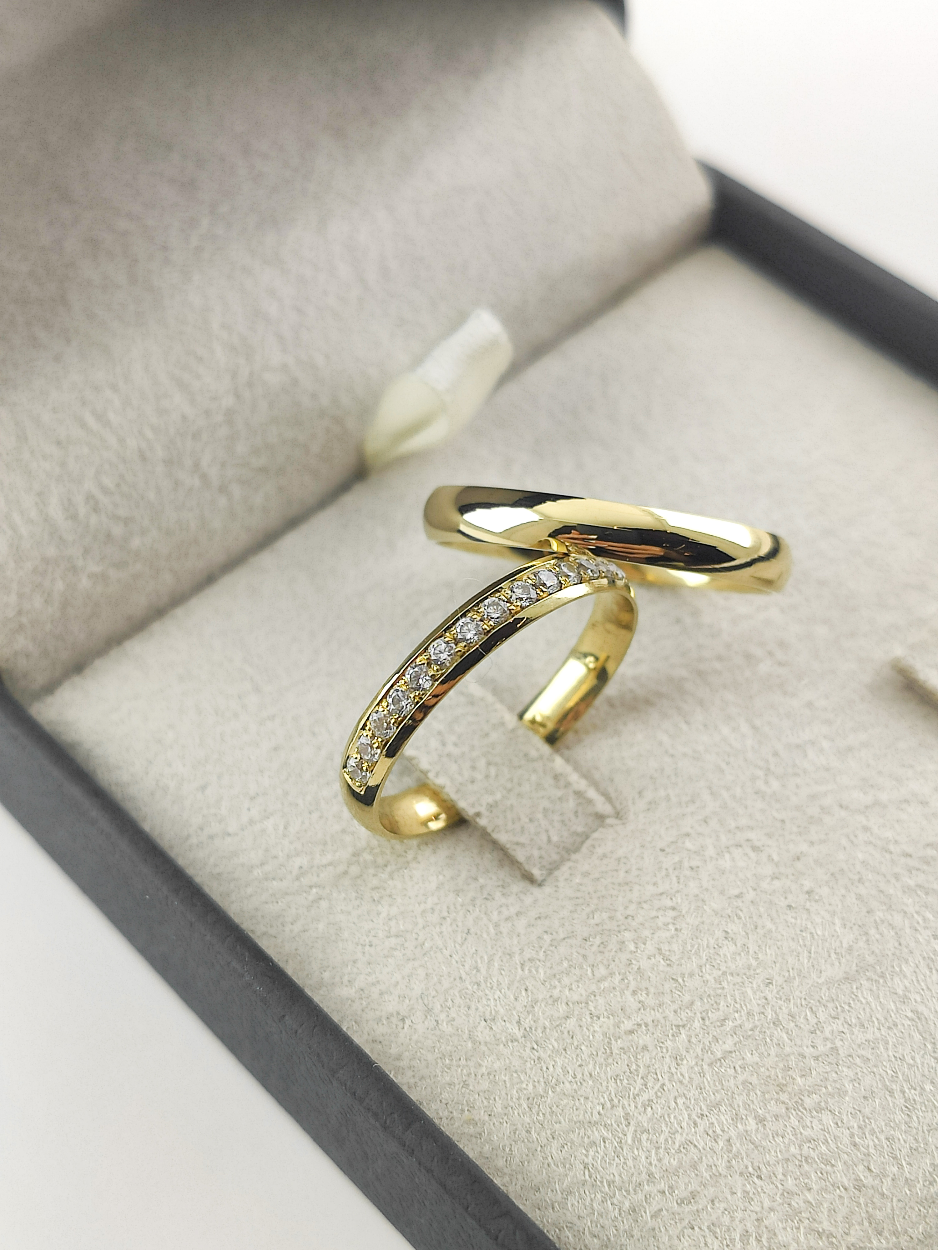 Aliança ouro 18k, 3mm, 8g, c/ 20 pedras