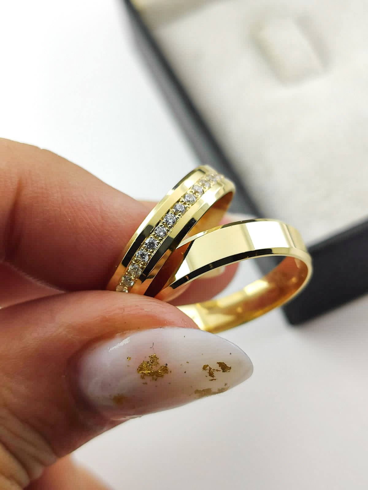 Aliança ouro 18k, 4mm, 10g, c/ 20 pedras