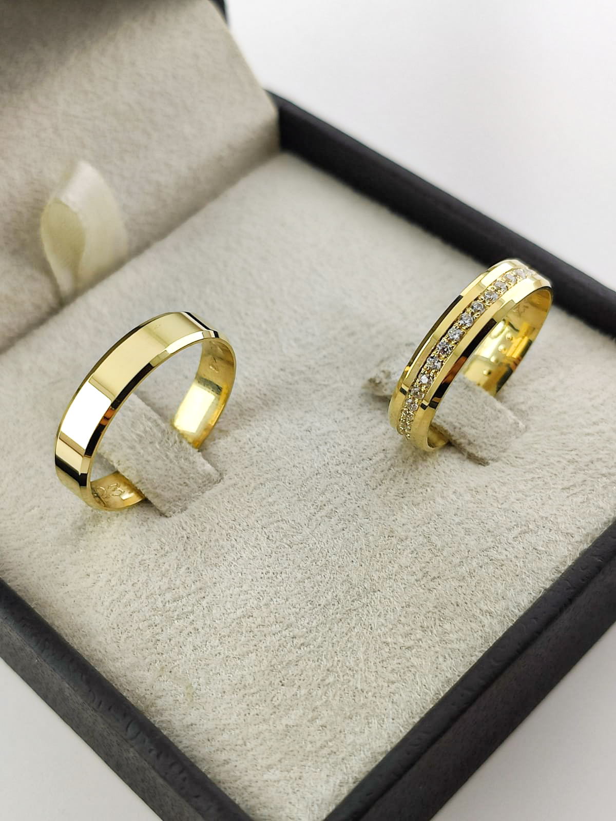 Aliança ouro 18k, 4mm, 10g, c/ 20 pedras
