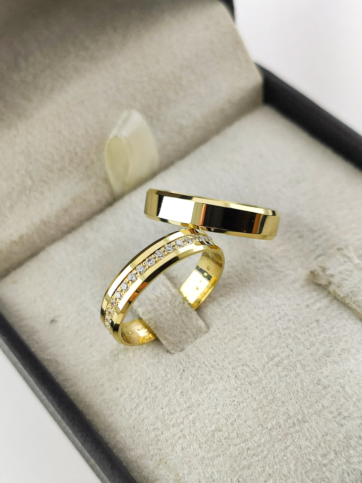 Aliança ouro 18k, 4mm, 10g, c/ 20 pedras