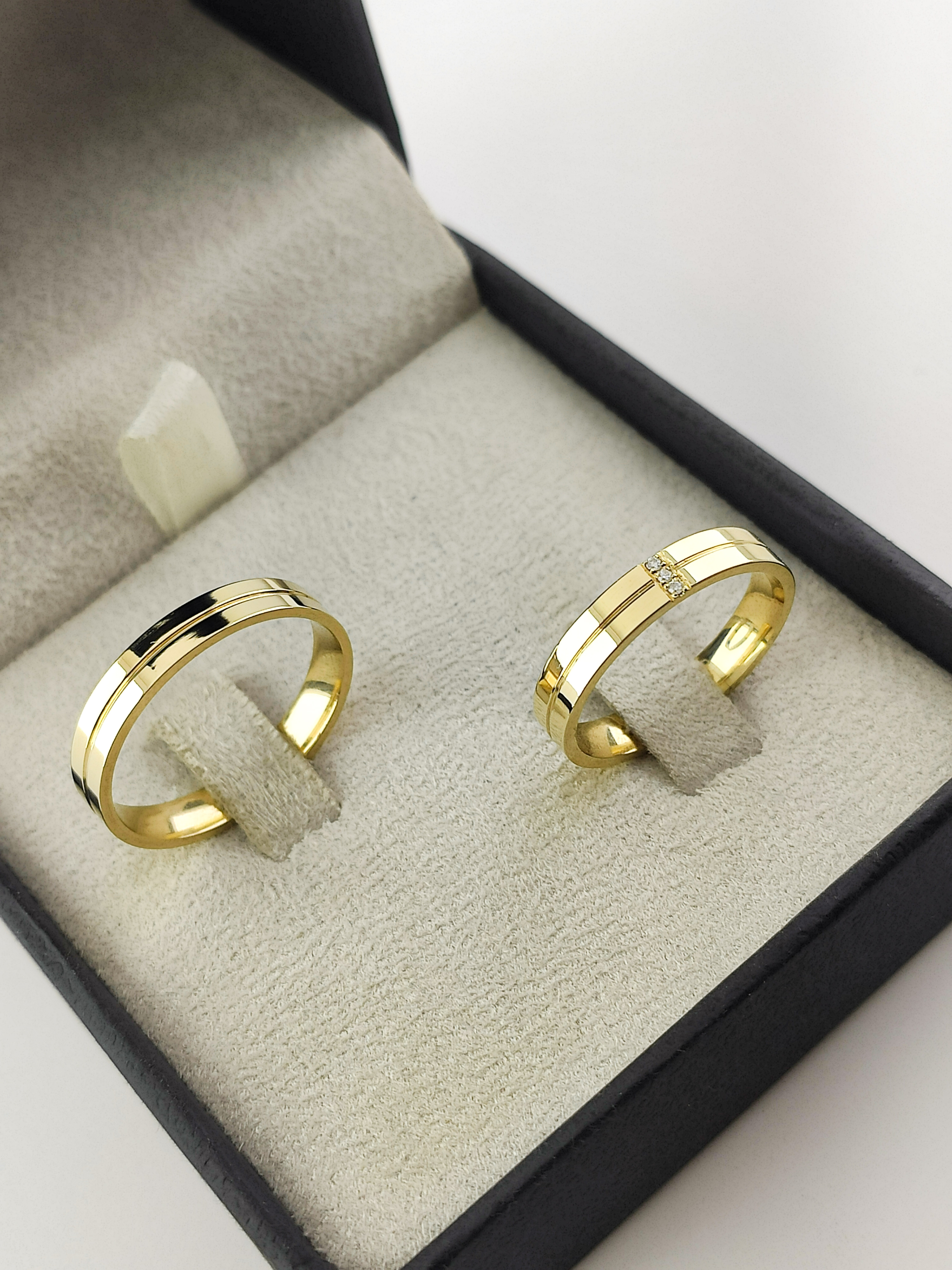 Aliança ouro 18k, 4mm, 8g, c/ 3 pedras