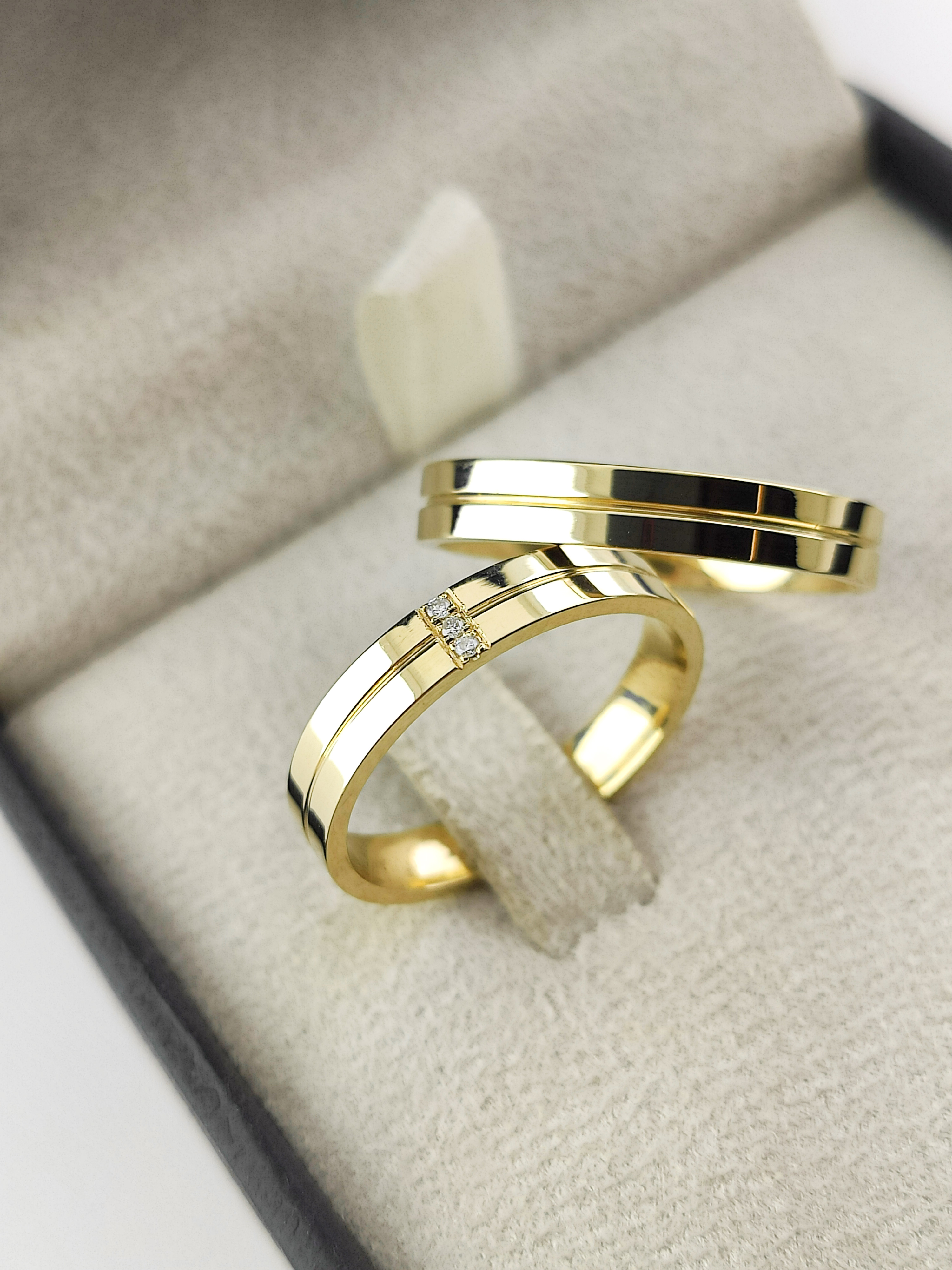 Aliança ouro 18k, 4mm, 8g, c/ 3 pedras