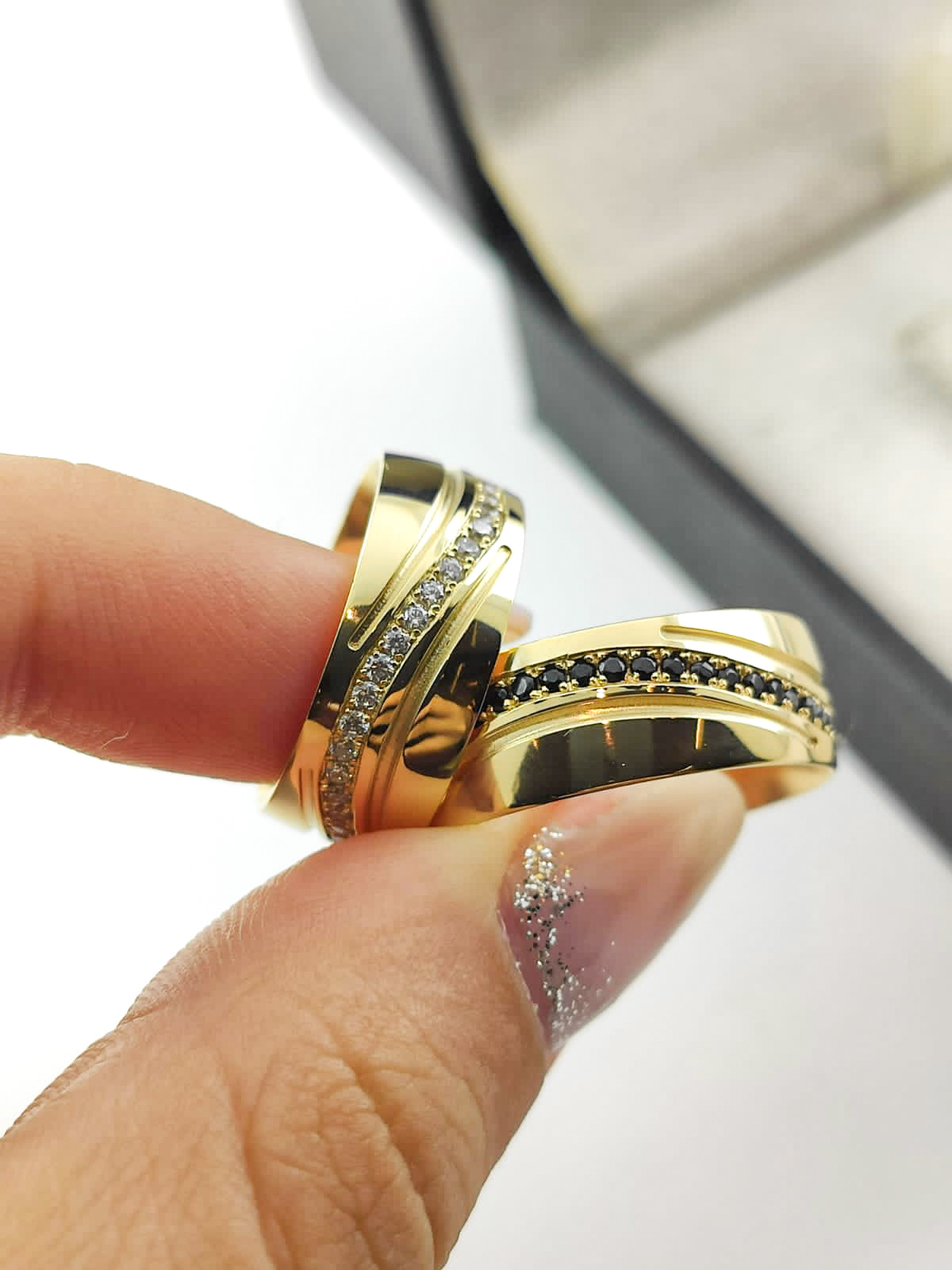 Aliança ouro 18k, 7mm, 20g, c/ 100 pedras