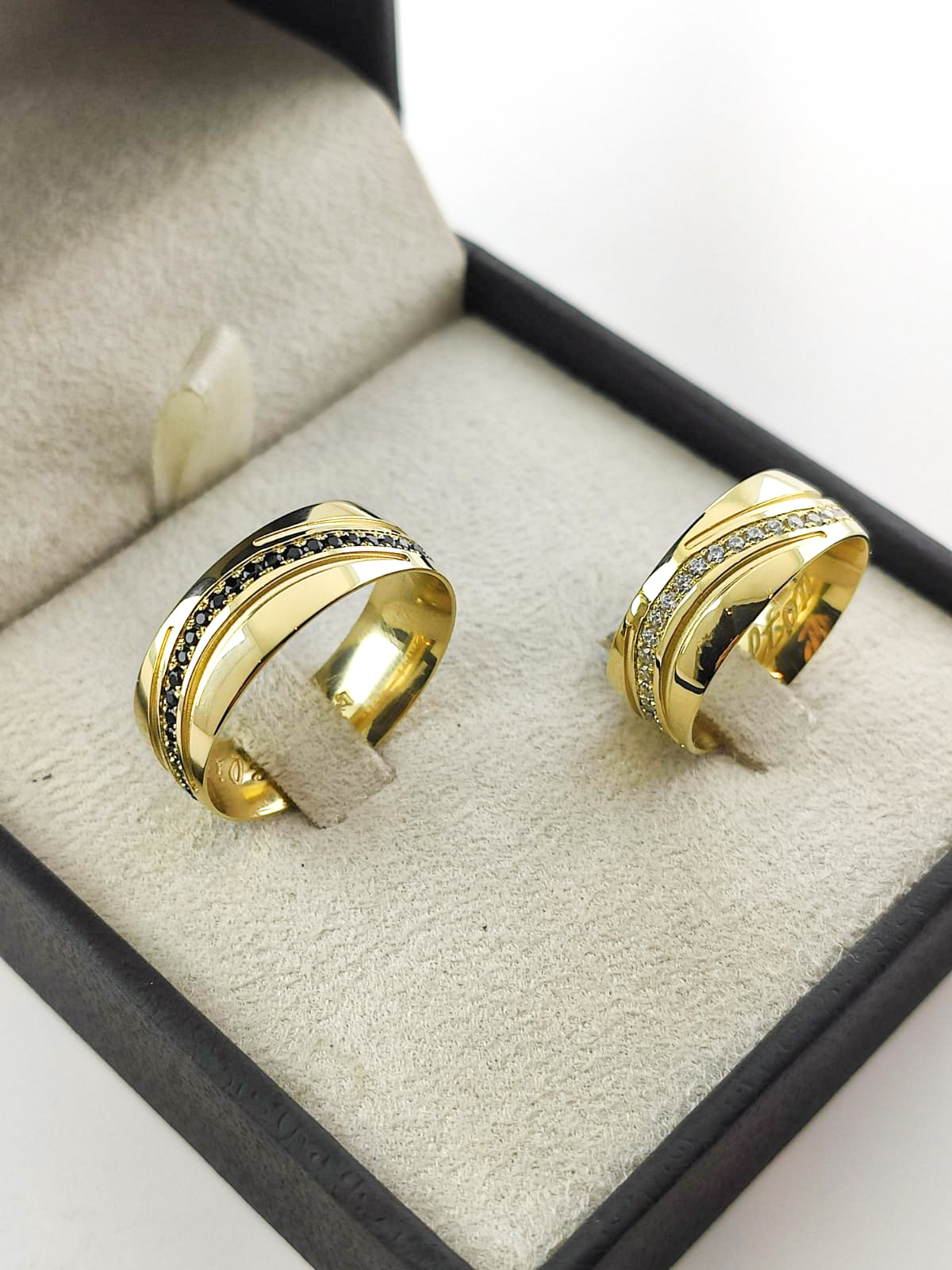 Aliança ouro 18k, 7mm, 20g, c/ 100 pedras
