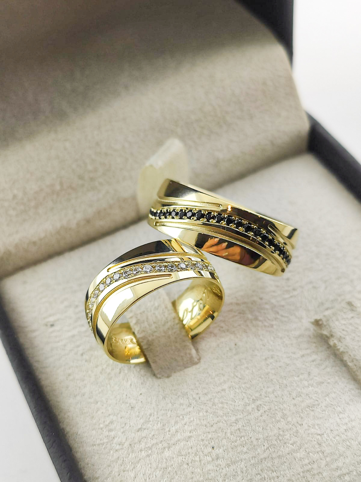 Aliança ouro 18k, 7mm, 20g, c/ 100 pedras