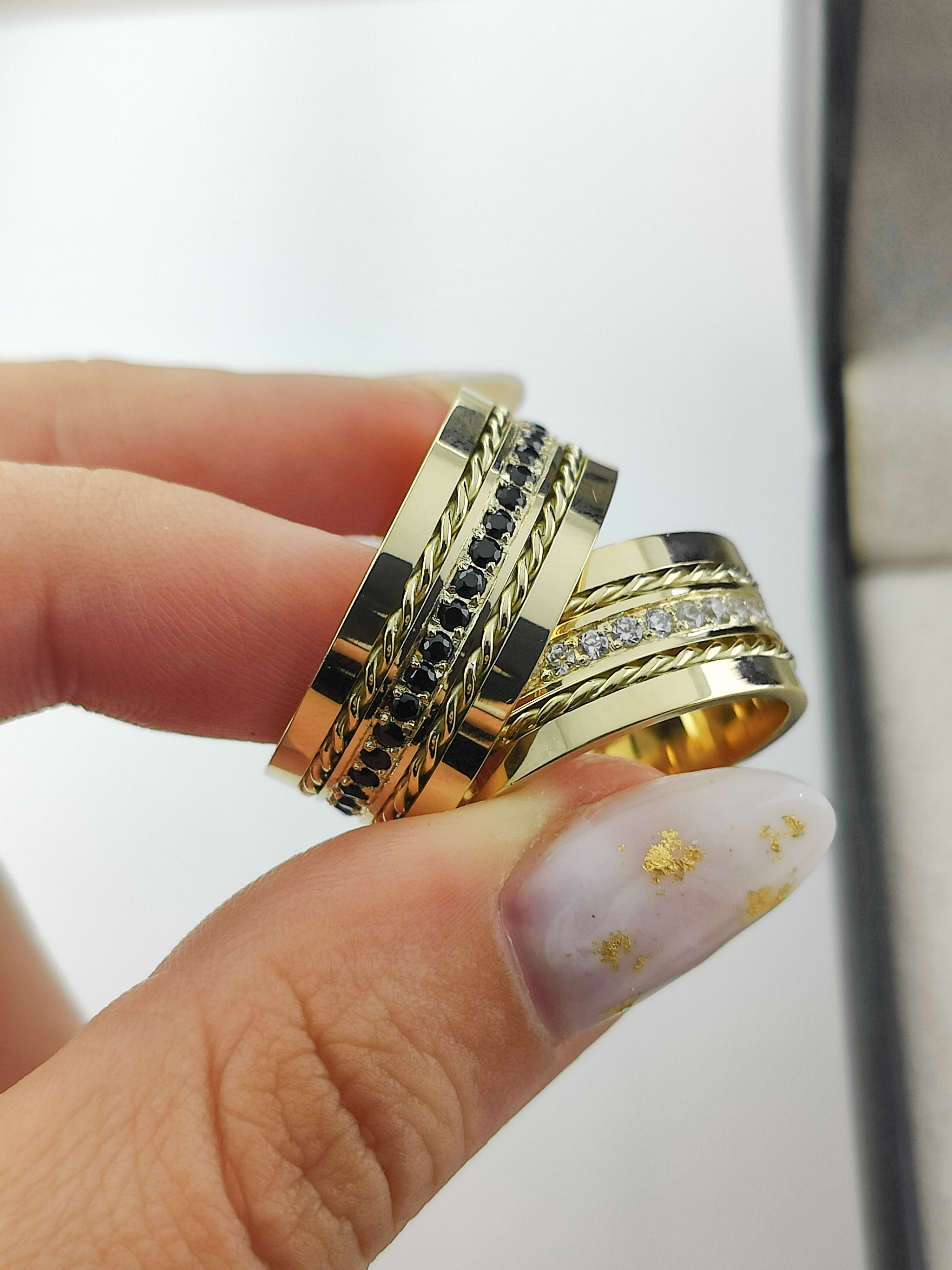 Aliança ouro 18k, 9mm, 26g, c/ 80 pedras