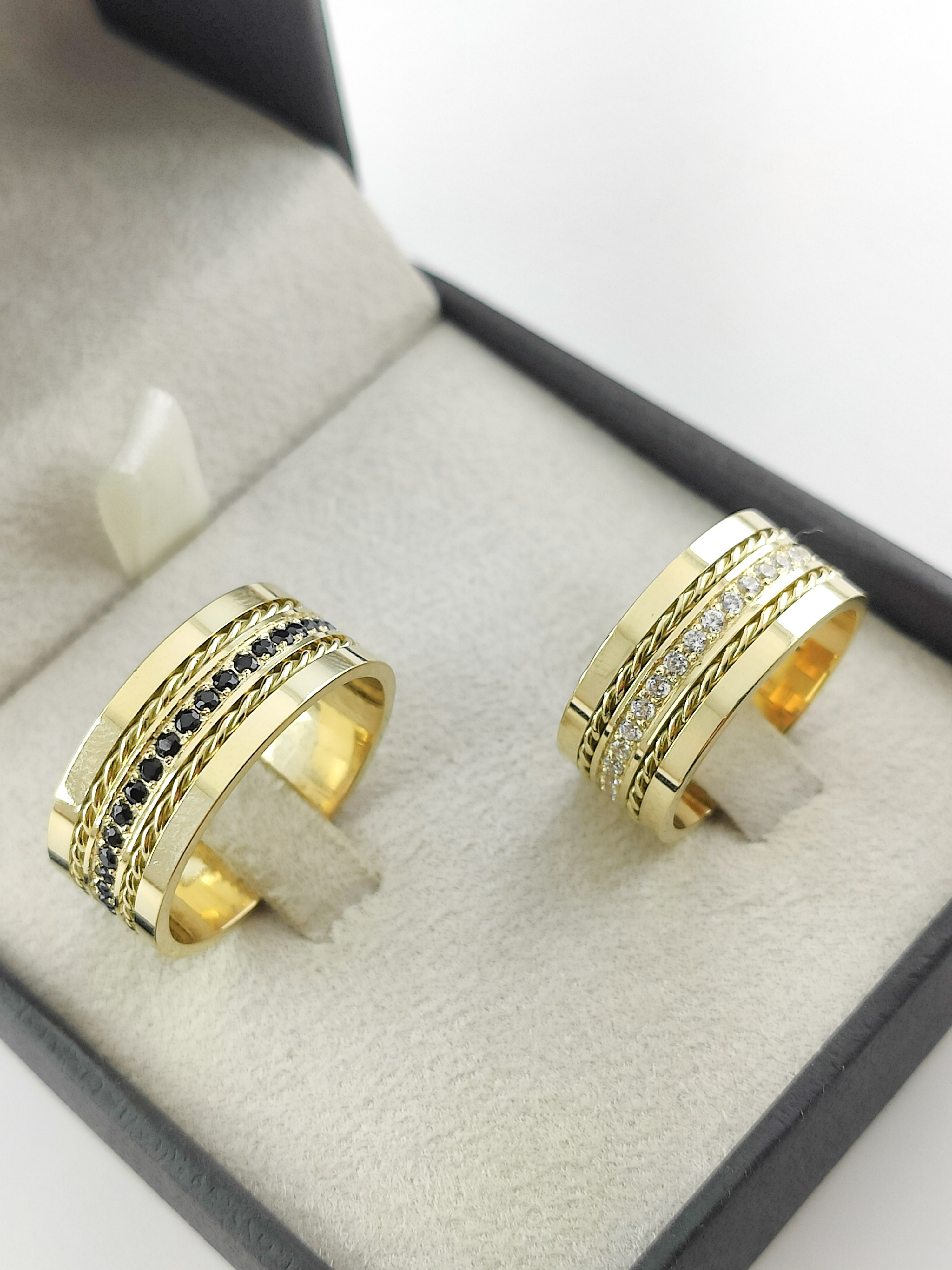 Aliança ouro 18k, 9mm, 26g, c/ 80 pedras