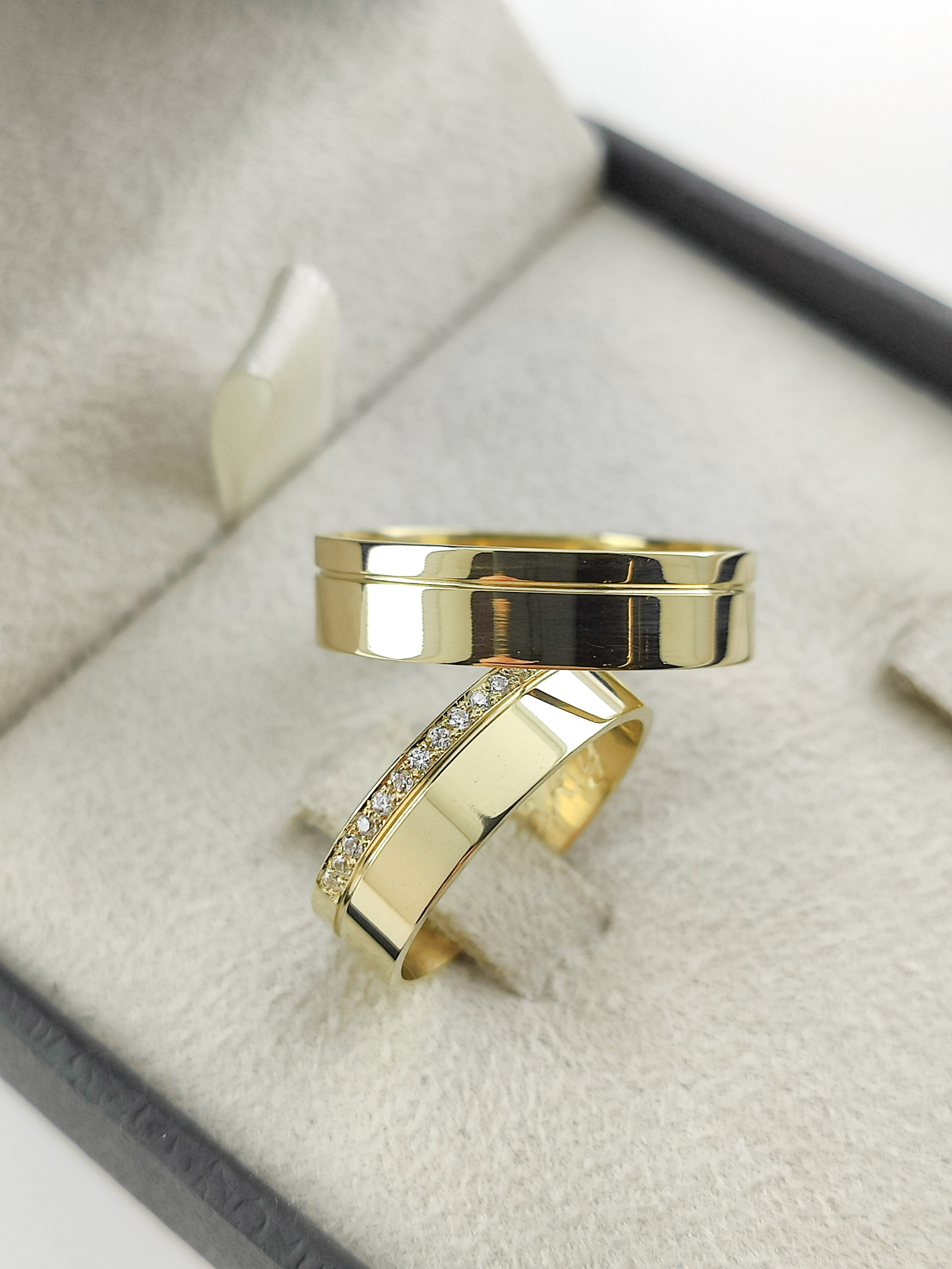 Aliança ouro 18k, 6mm, 12g, c/ 20 pedras