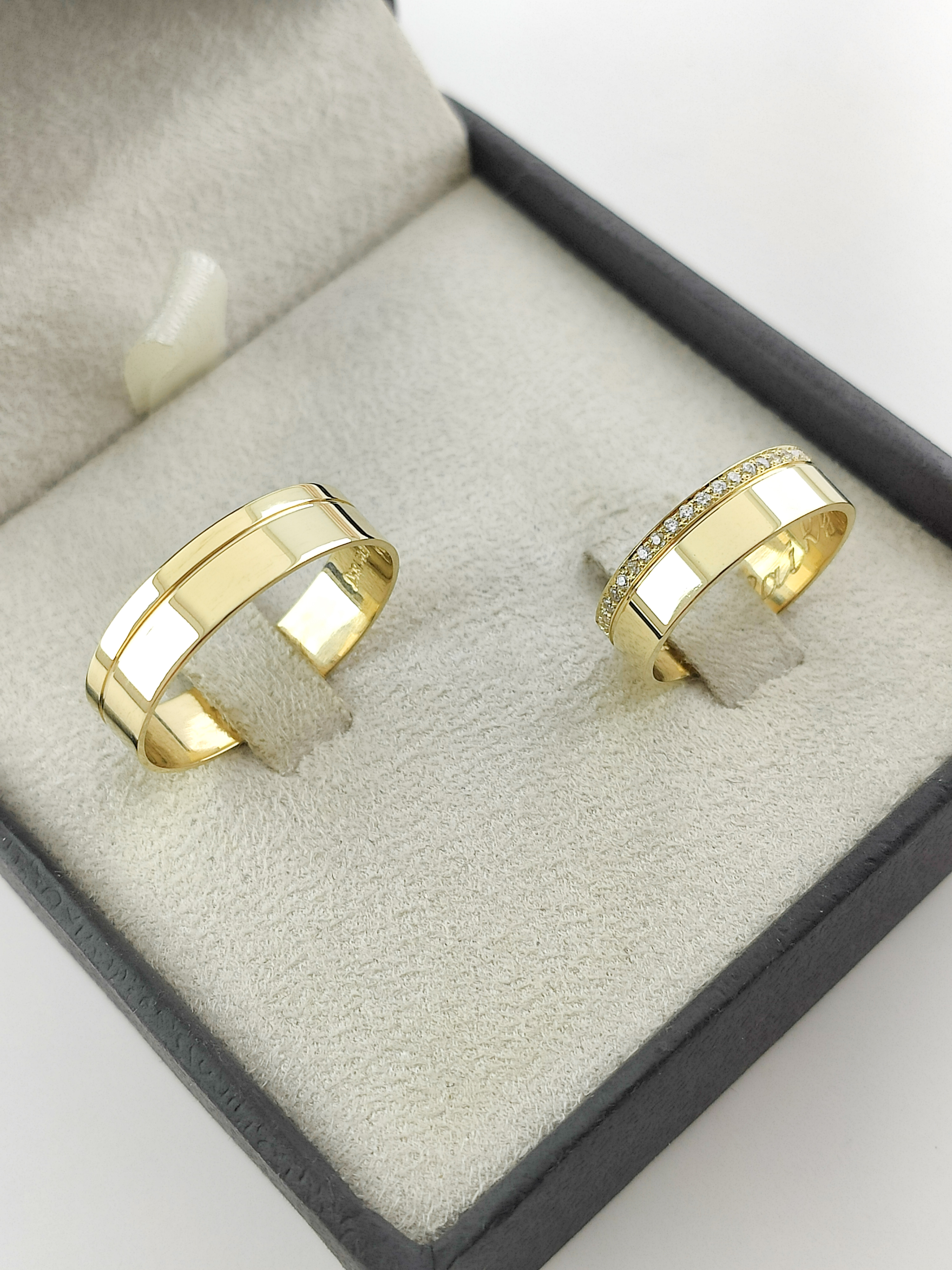 Aliança ouro 18k, 6mm, 12g, c/ 20 pedras