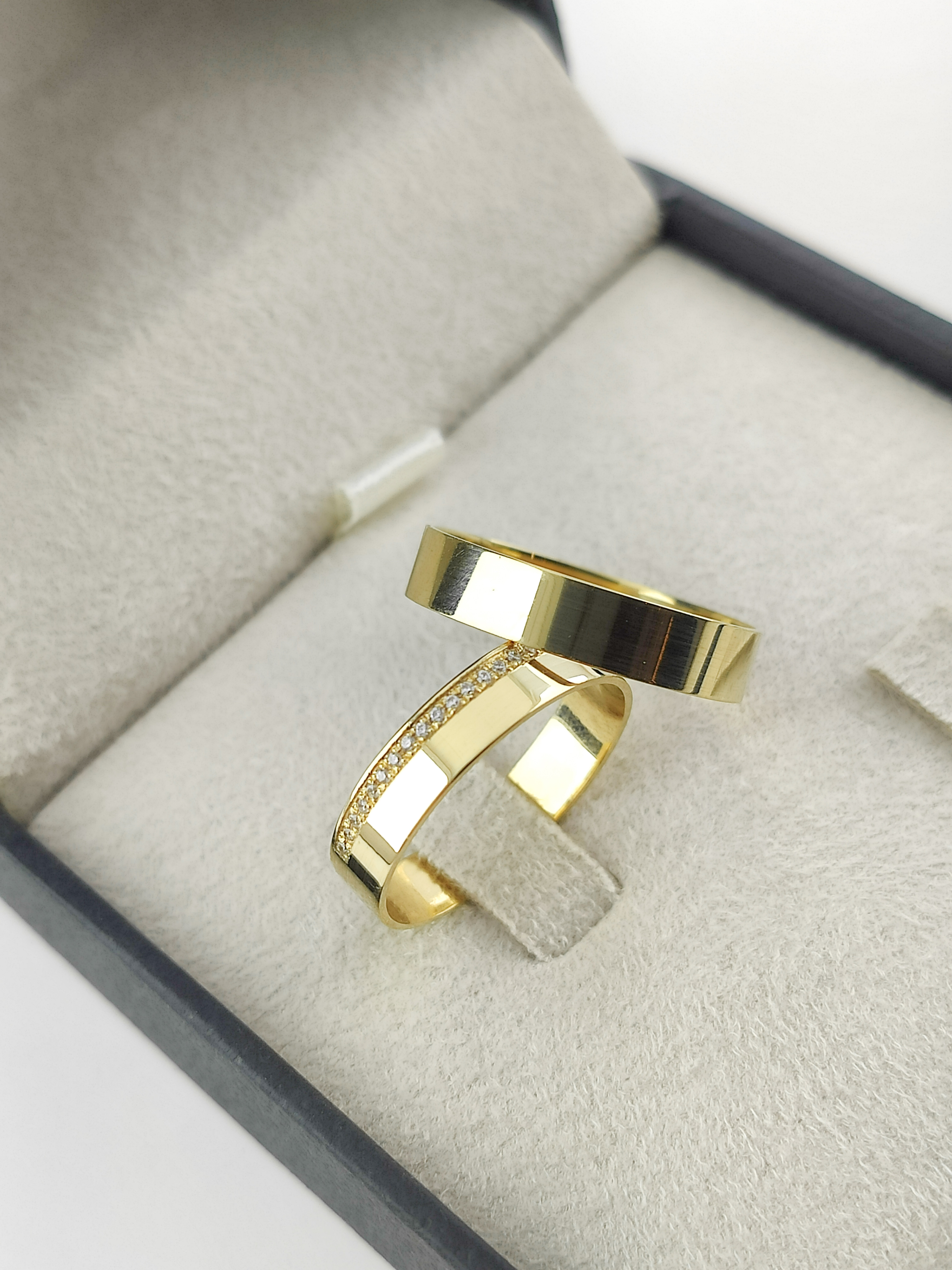 Aliança ouro 18k, 4mm, 8g, c/ 20 pedras