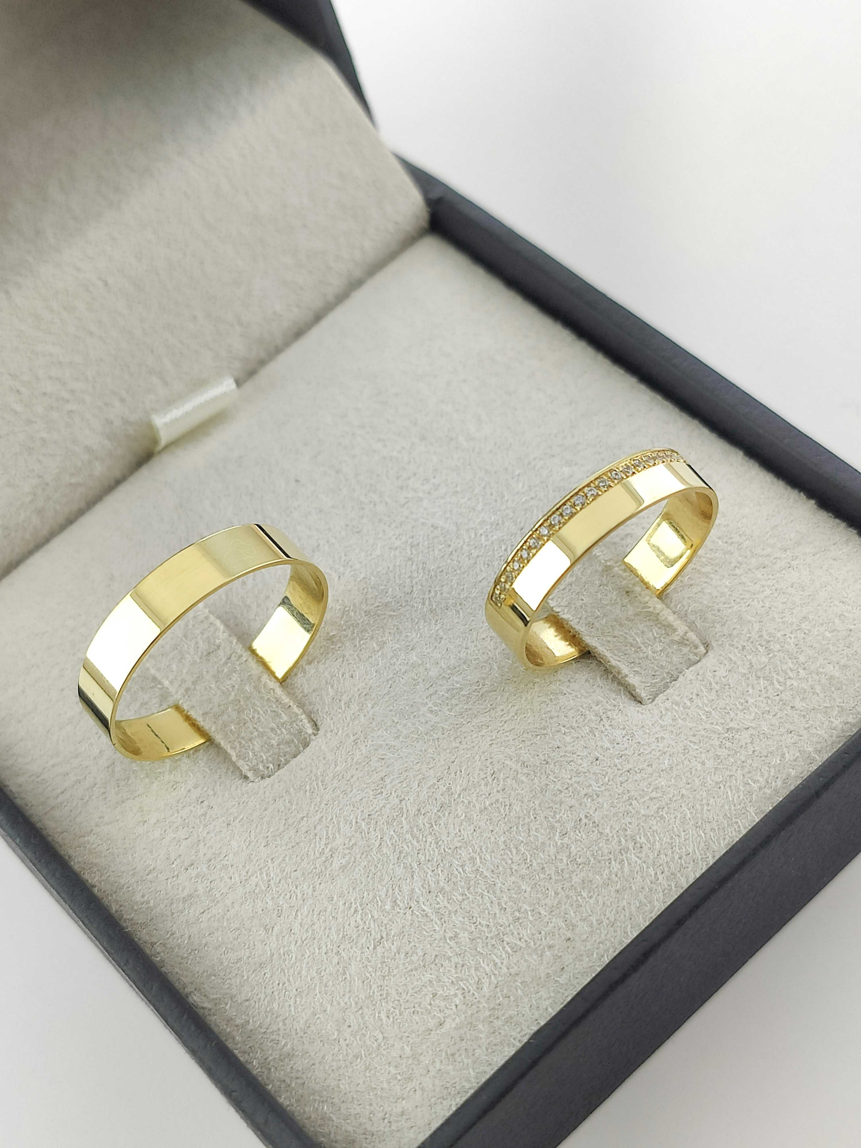 Aliança ouro 18k, 4mm, 8g, c/ 20 pedras