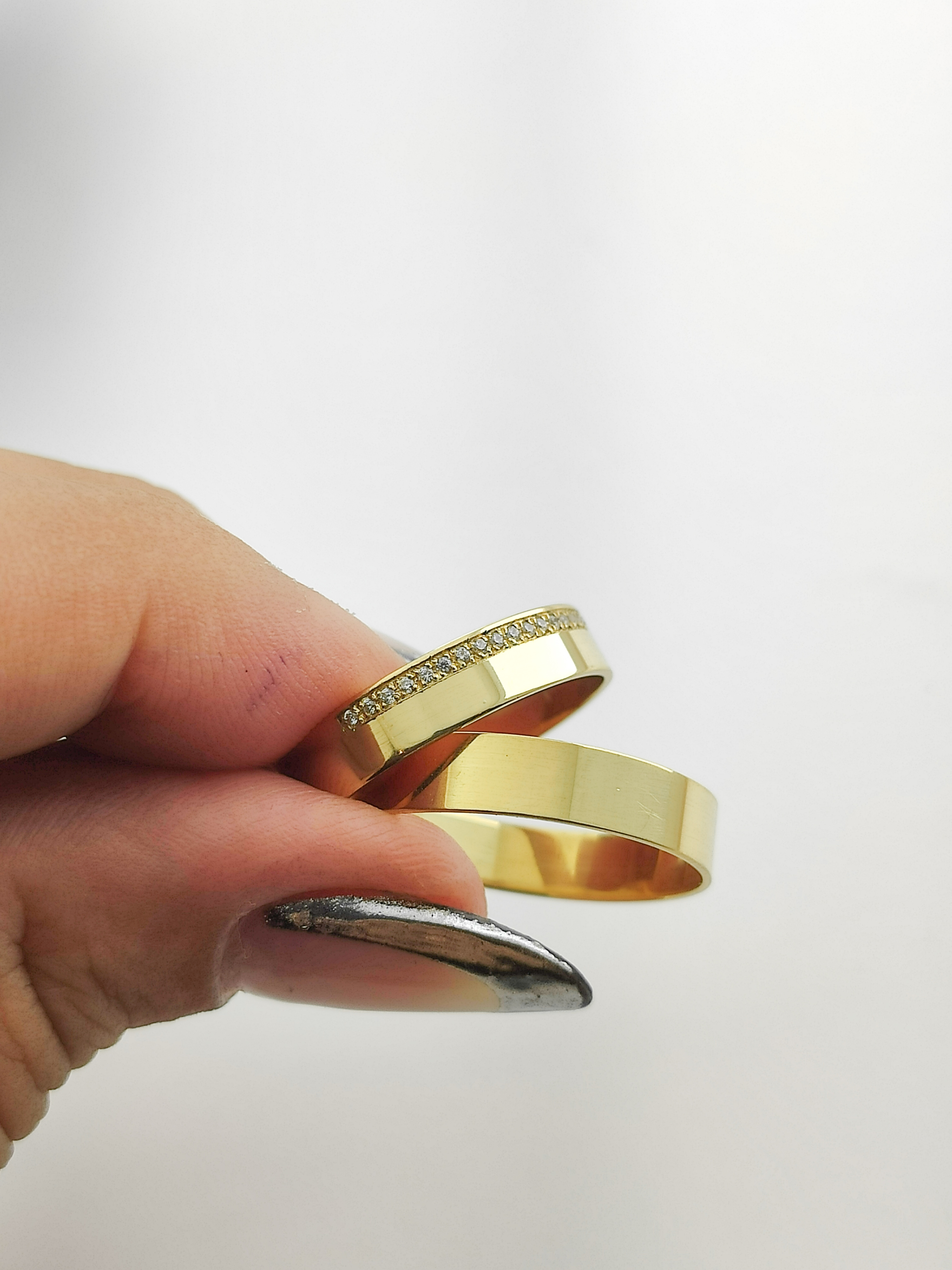 Aliança ouro 18k, 4mm, 8g, c/ 20 pedras