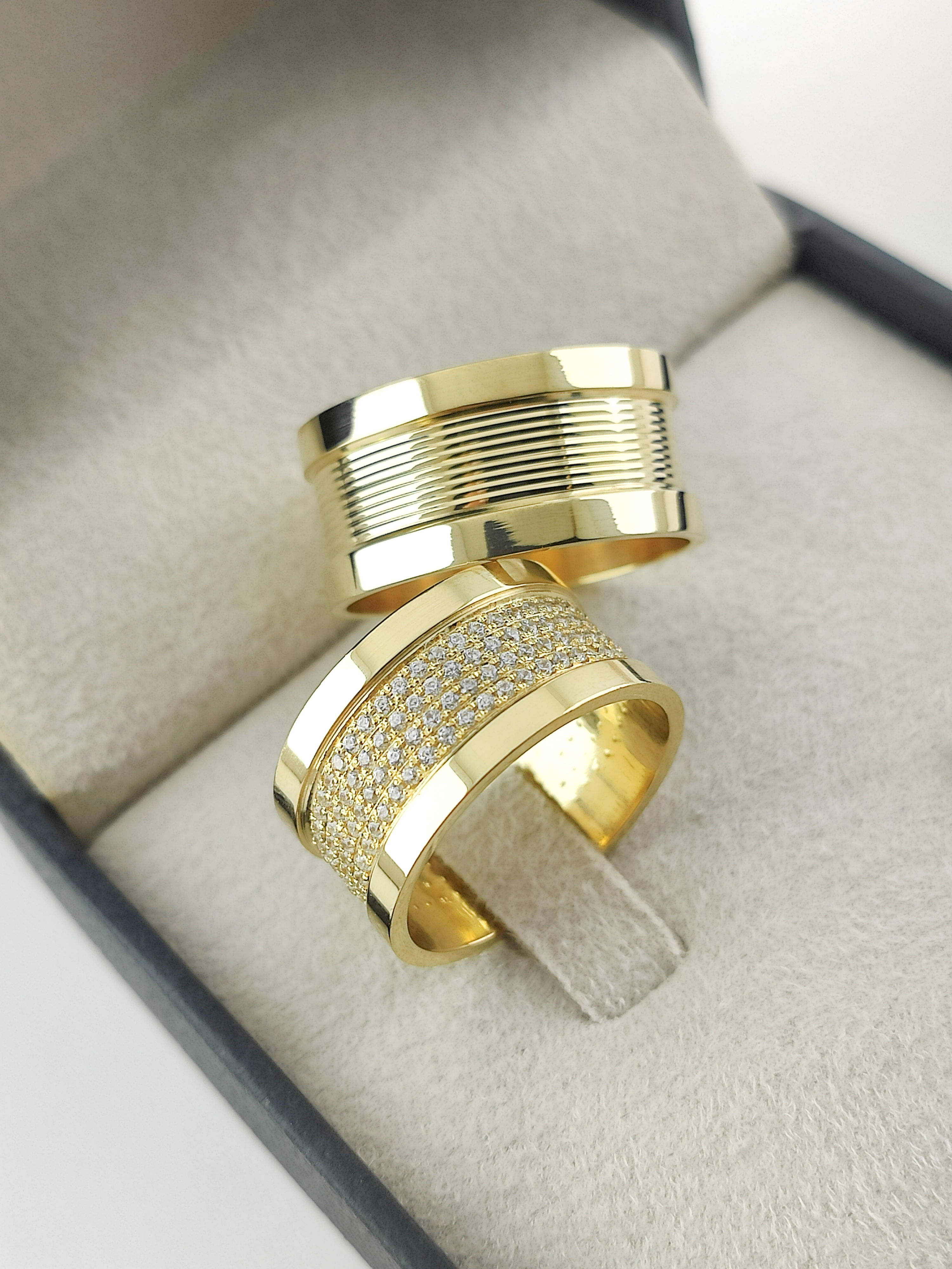 Aliança ouro 18k, 10mm, 24g, c/ 160 pedras