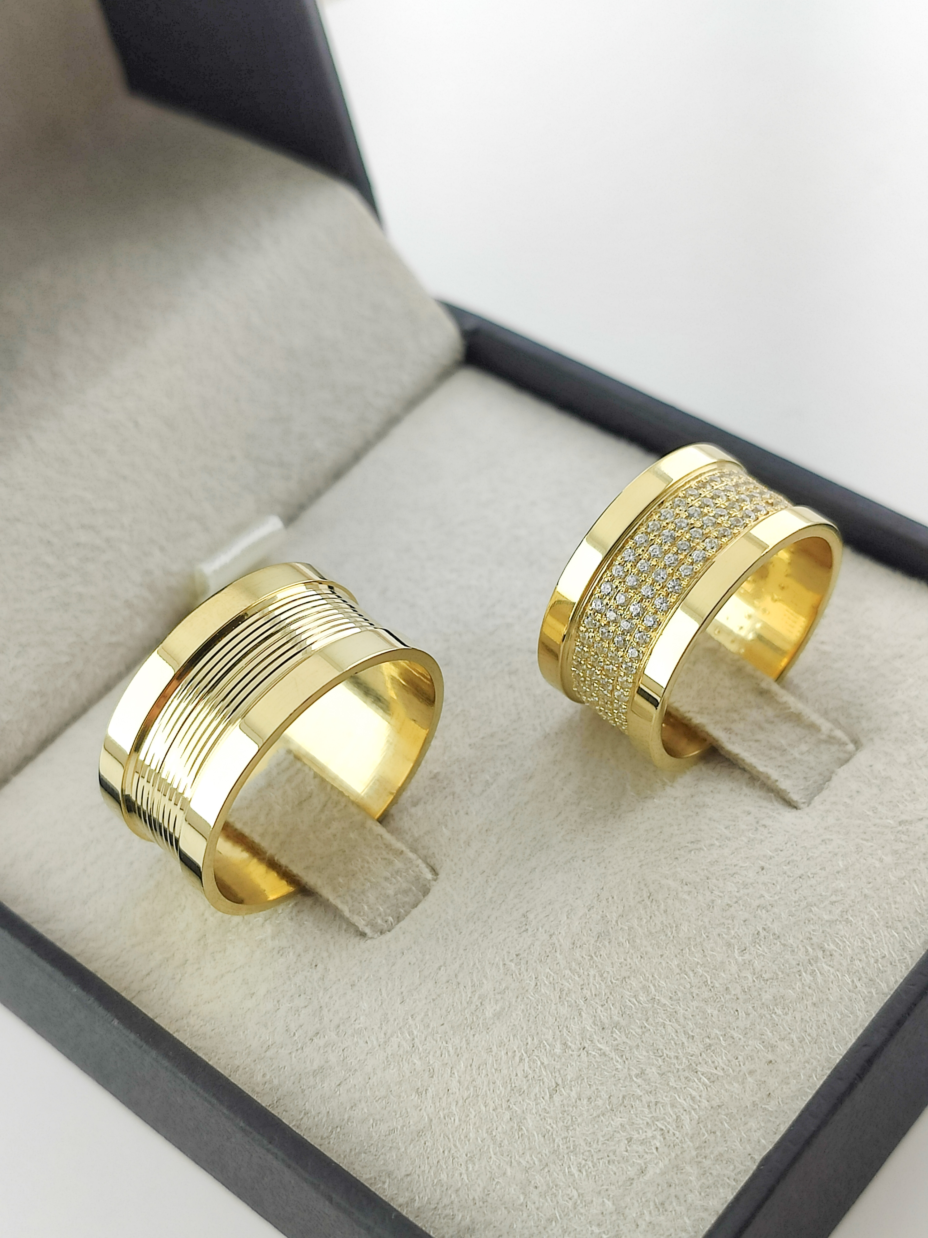 Aliança ouro 18k, 10mm, 24g, c/ 160 pedras