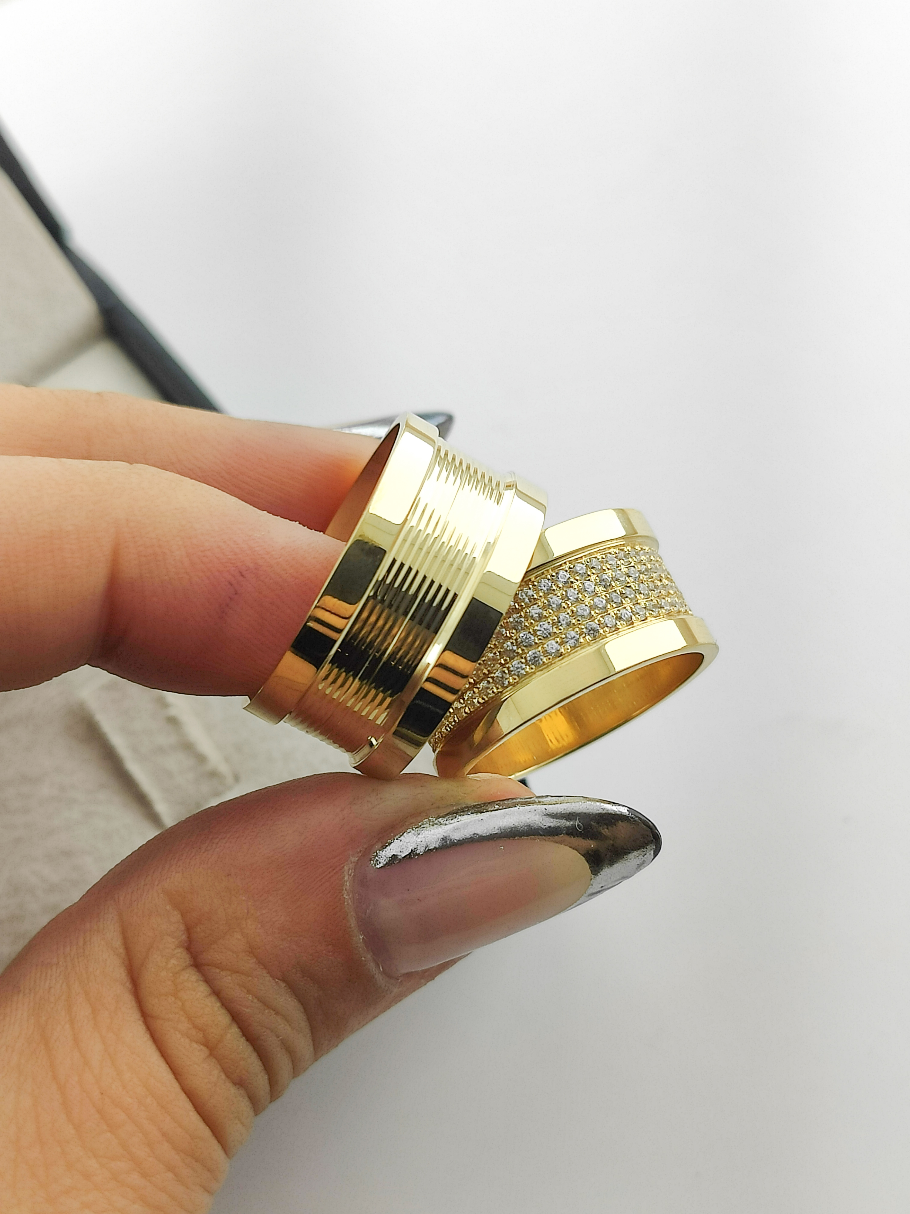 Aliança ouro 18k, 10mm, 24g, c/ 160 pedras