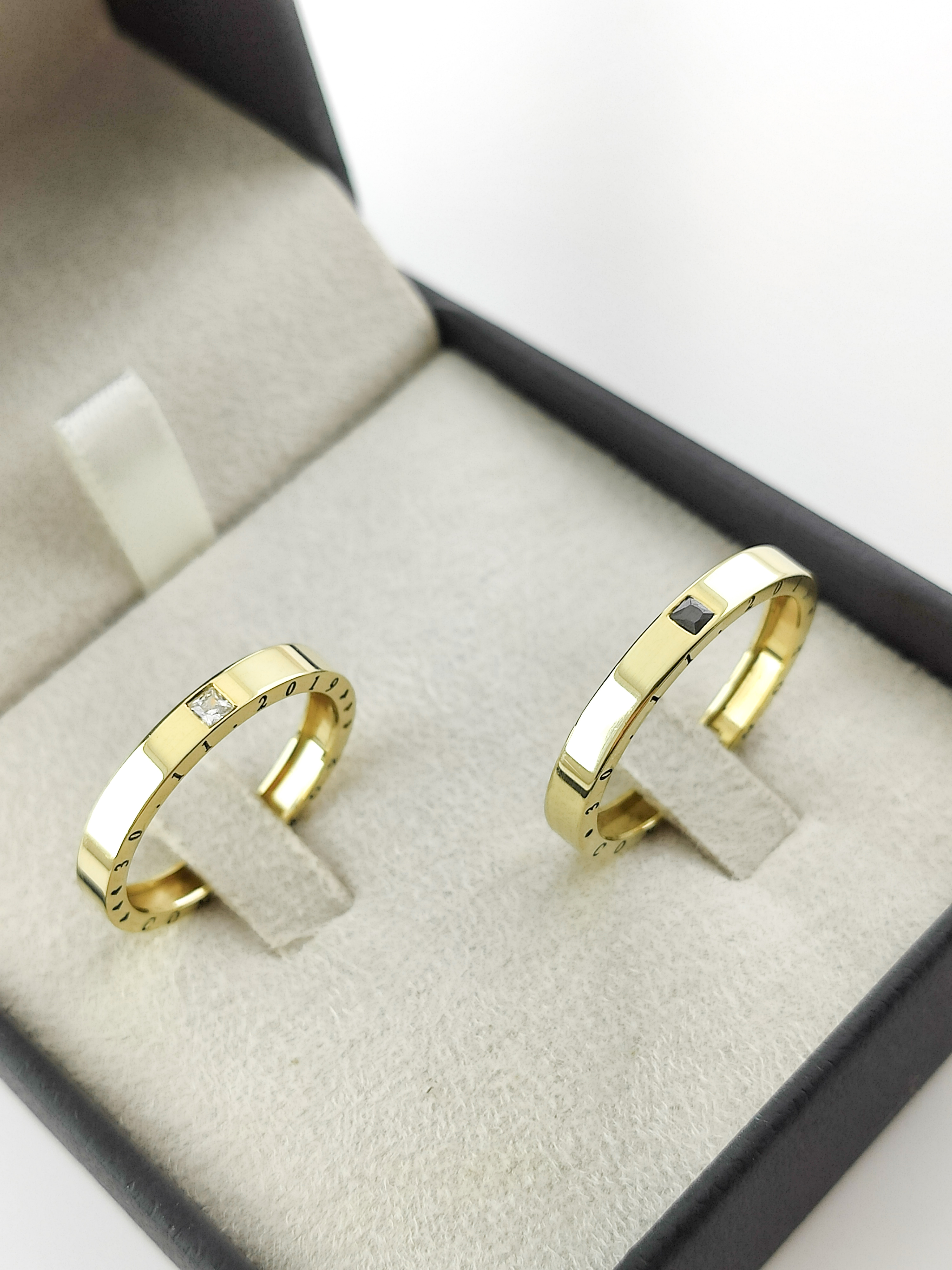 Aliança ouro 18k, 3mm, 8g, c/ 2 pedras