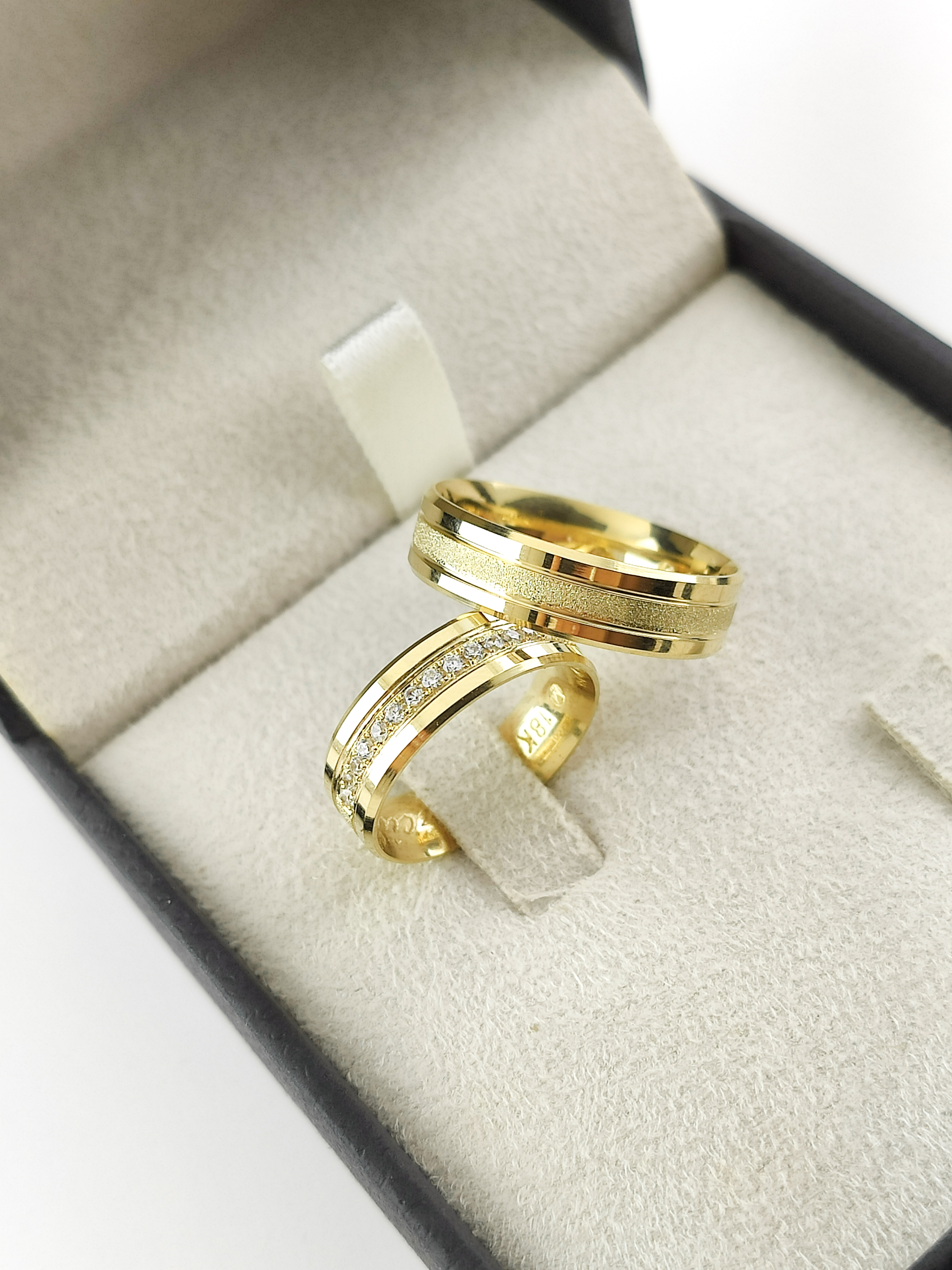 Aliança ouro 18k, 5mm, 10g, c/ 15 pedras