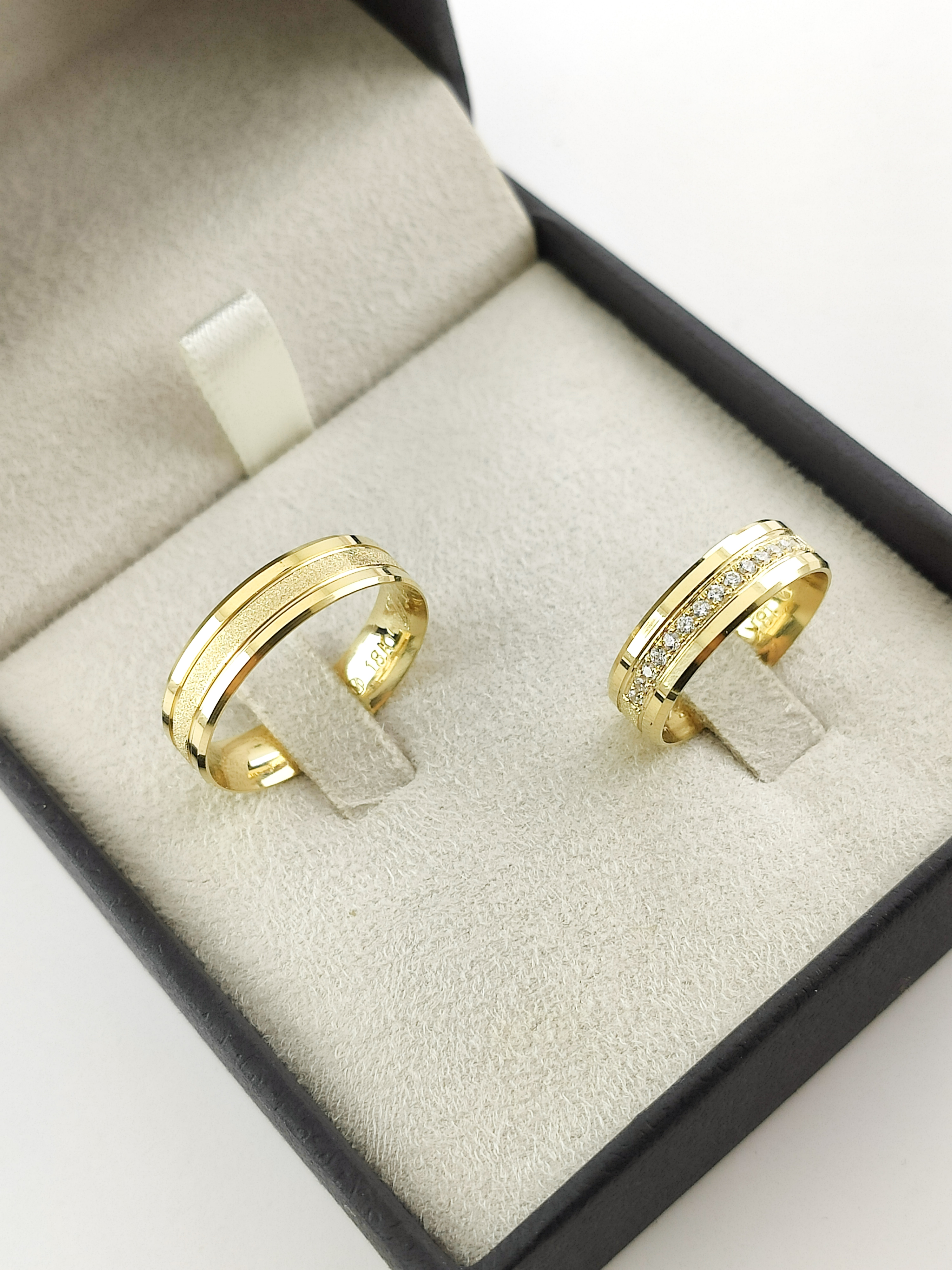 Aliança ouro 18k, 5mm, 10g, c/ 15 pedras
