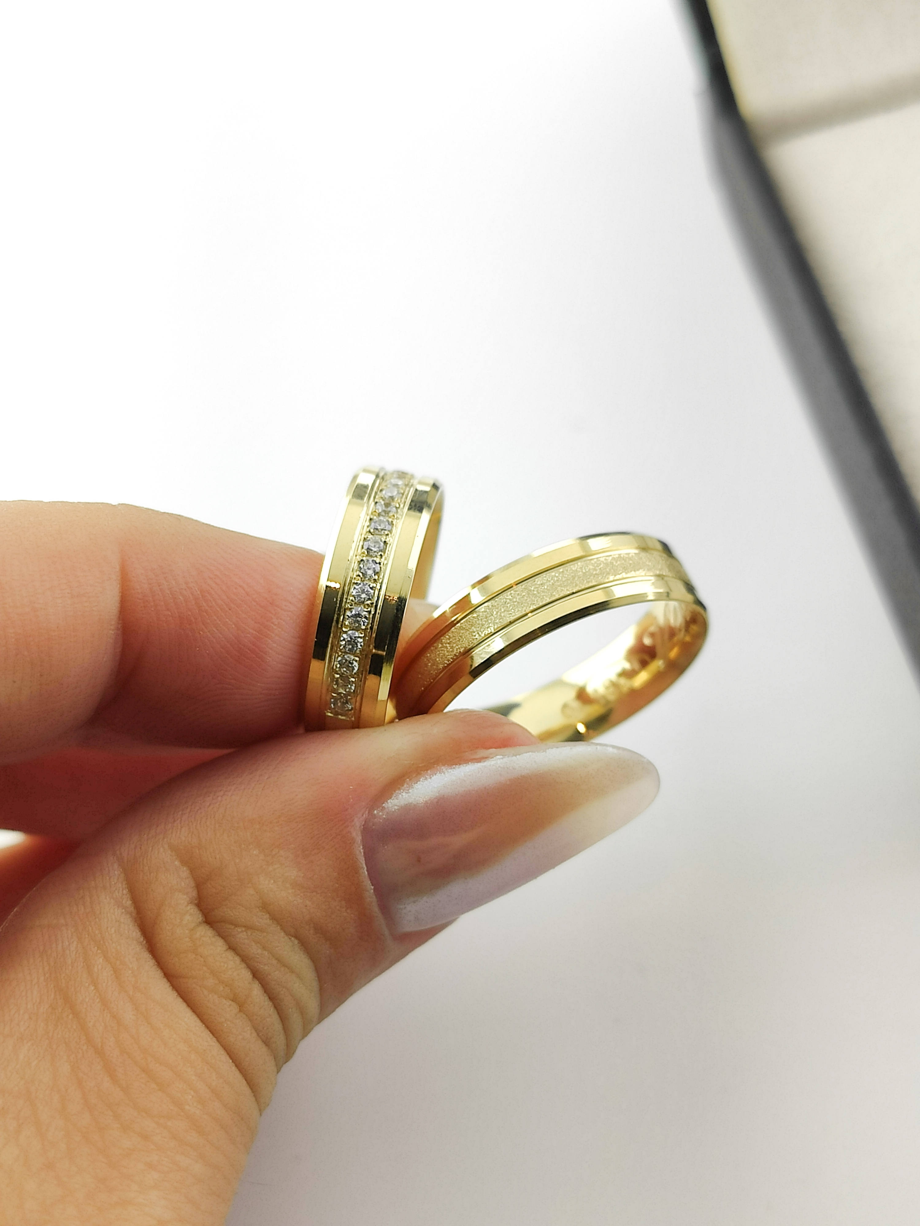 Aliança ouro 18k, 5mm, 10g, c/ 15 pedras