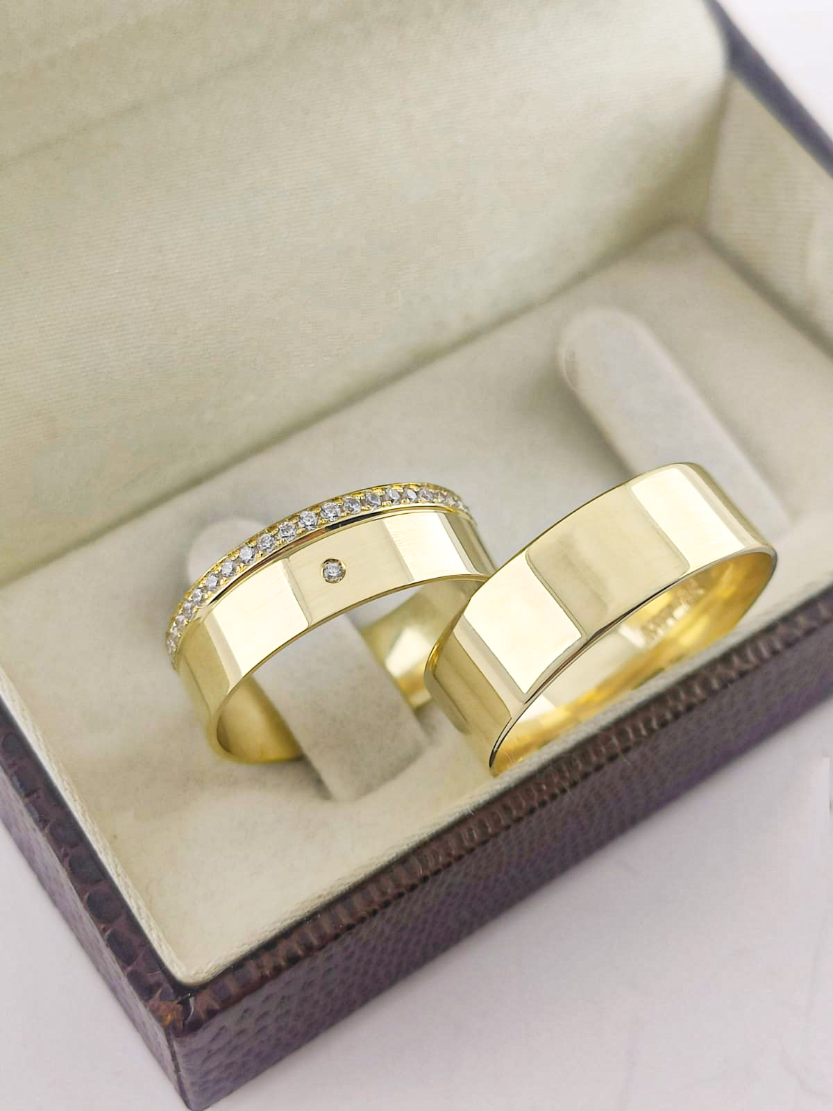 Aliança ouro 18k, 7mm, 16g, c/ 21 pedras